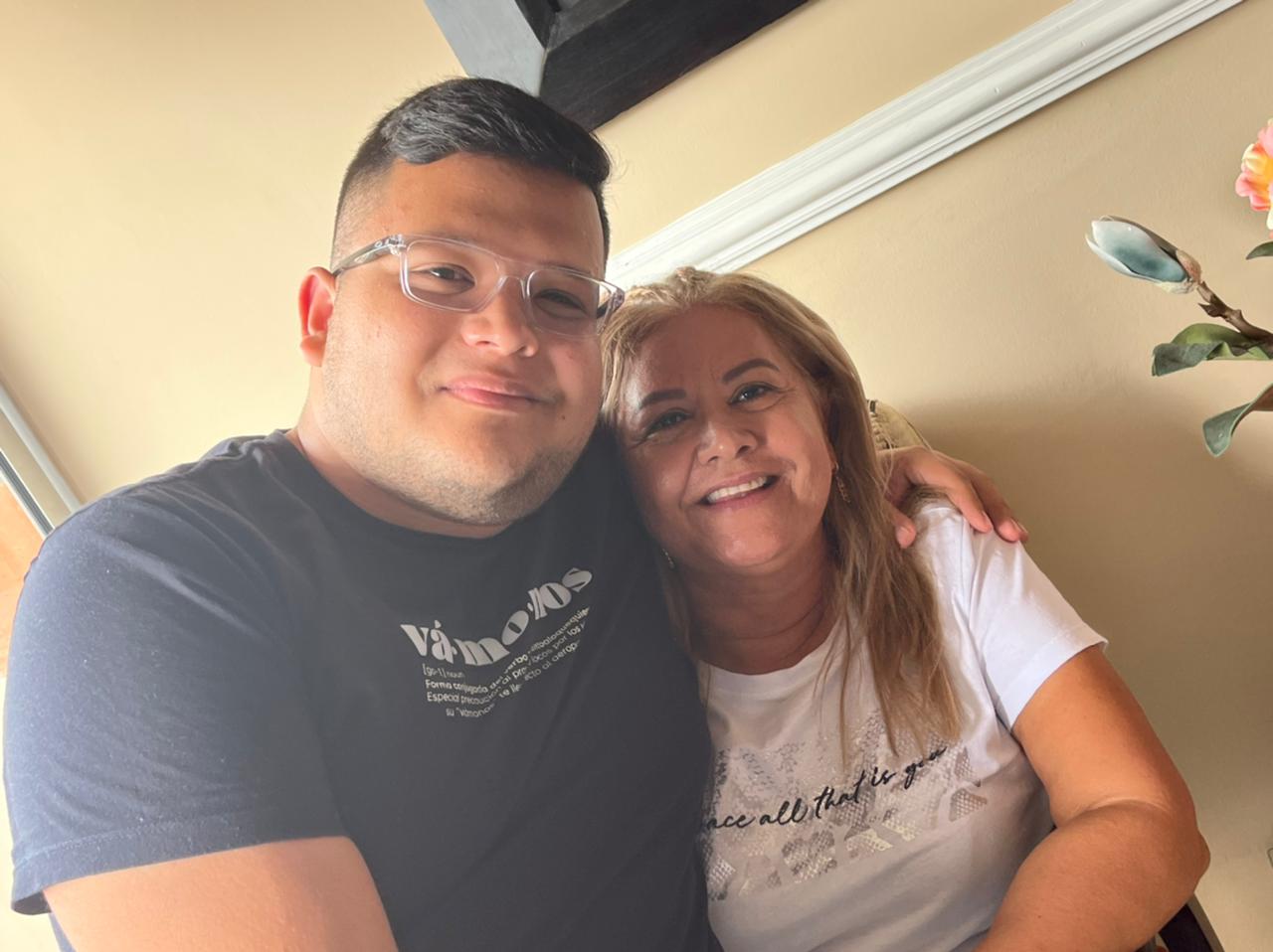 Martha Sepúlveda, al lado de su hijo Federico, fiel escudero en su batalla por morir dignamente.