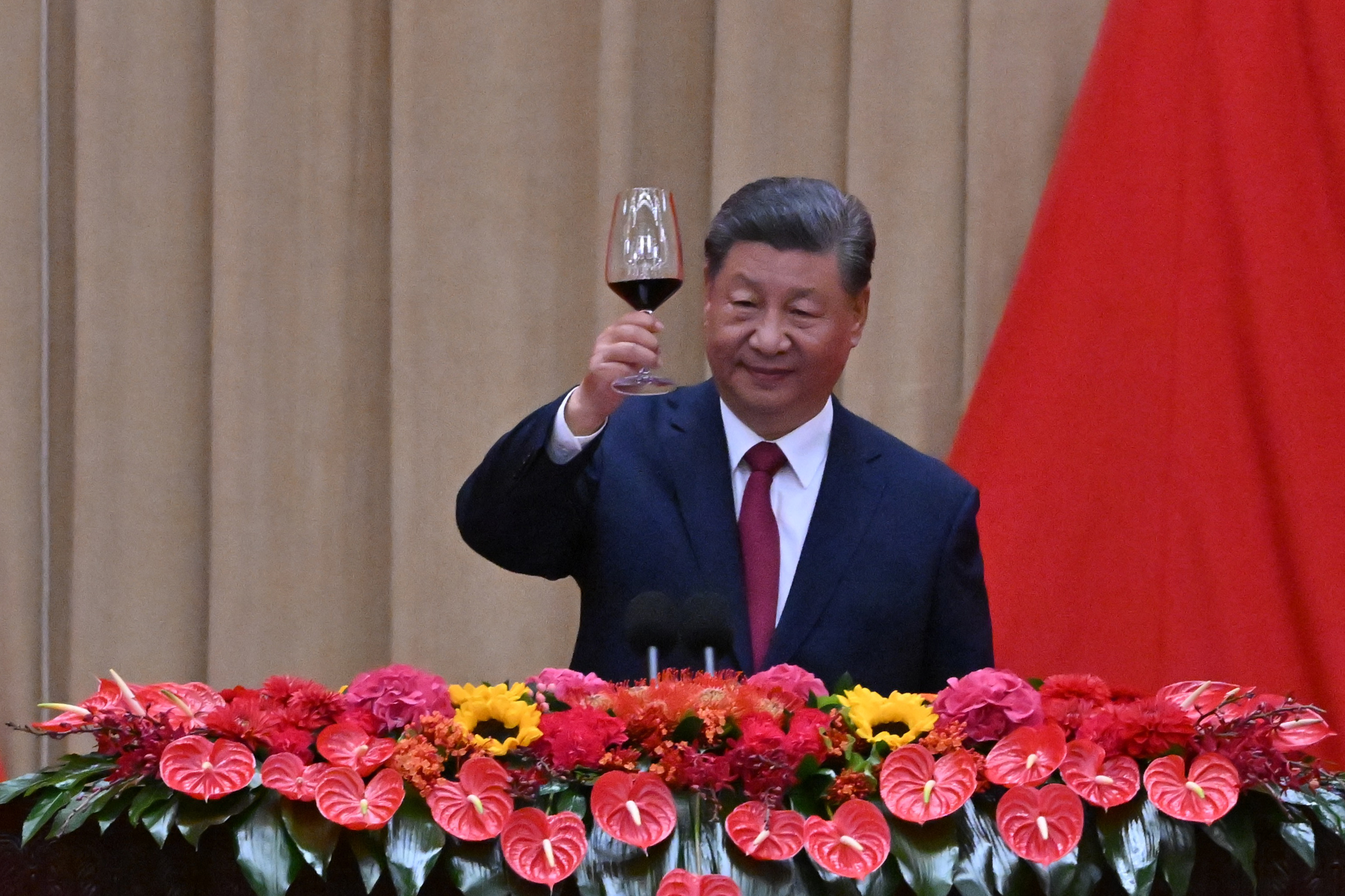 TOPSHOT - China's President Xi Jinping makes a toast during a reception on the eve of National Day at the Great Hall of the People in Beijing on September 30, 2024. (Photo by ADEK BERRY / AFP)
