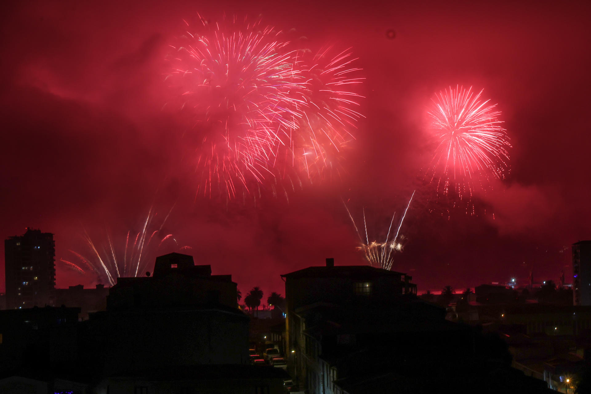 AME1408. VALPARAÍSO (CHILE), 31/12/2025.- Fotografía que muestra fuegos artificiales durante la celebración de Año Nuevo este jueves, en Valparaíso (Chile). EFE/ Cristóbal Basaure