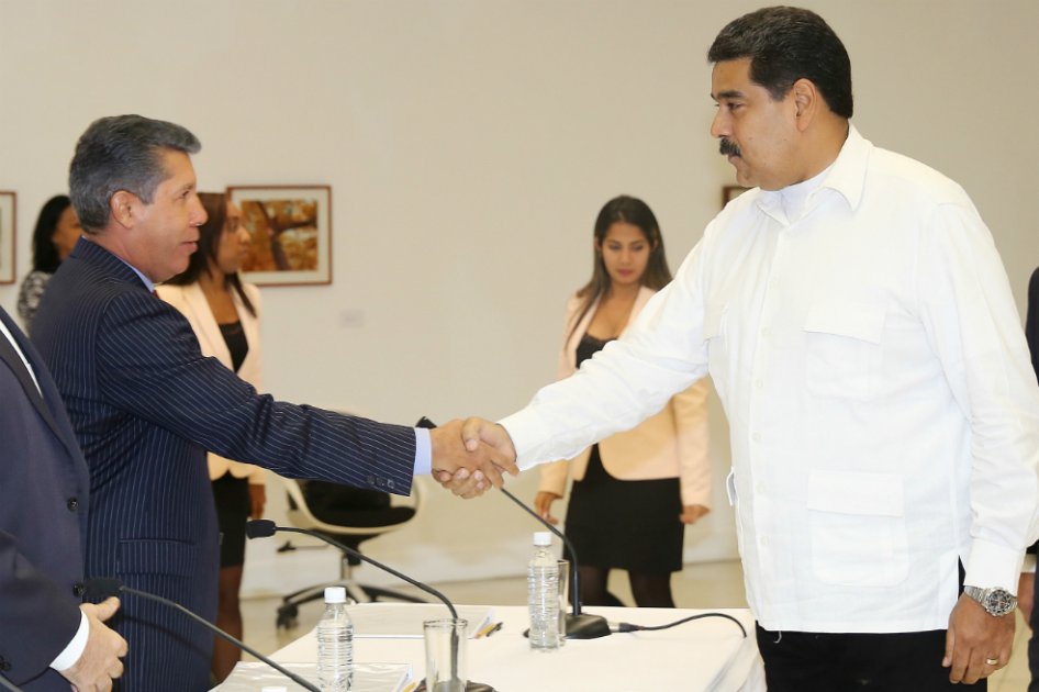 Maduro y oposición inician conversaciones para superar crisis de Venezuela