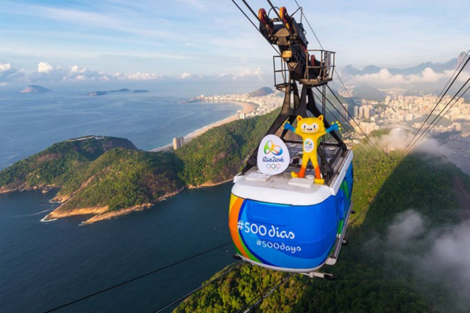Para conmemorar los 500 días para los JO-2016, un teleférico del famoso Pan de Azúcar fue decorado con los colores de los Juegos. Foto: AFP