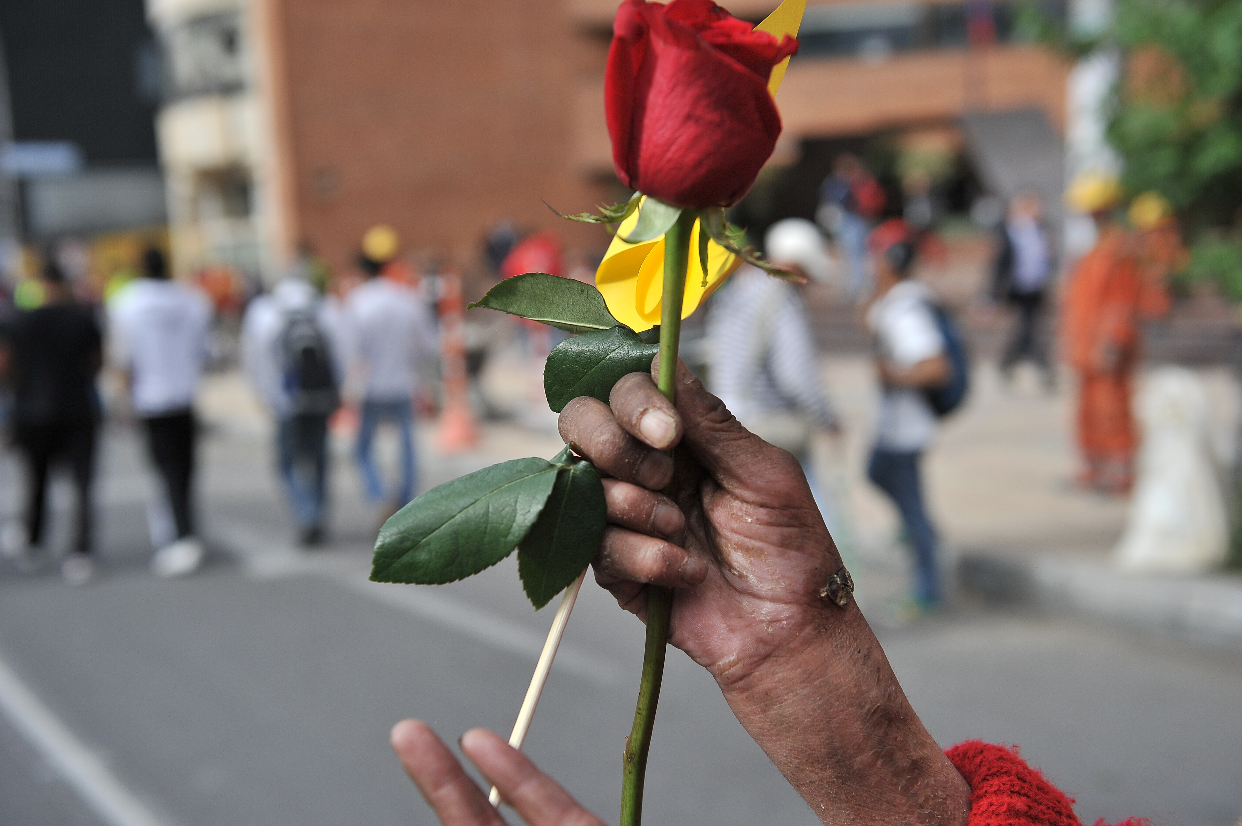 Marcha de habitantes de calle en Bogotá por la muerte de Calidoso quien fue quemado cerca al sector de la Javeriana