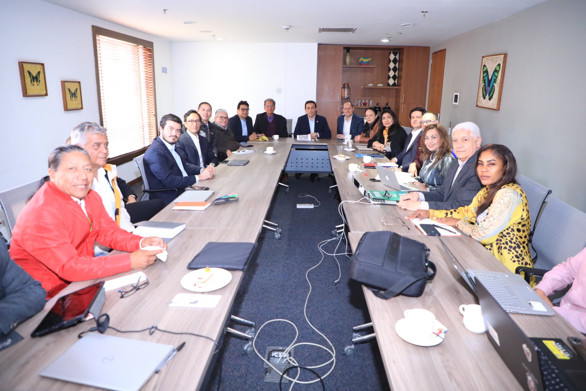 El registrador, Alexander Vega, se reunió en Bogotá con los delegados que integran la mesa de diálogos de paz entre el Gobierno nacional y la disidencia conocida como Estado Mayor Central.