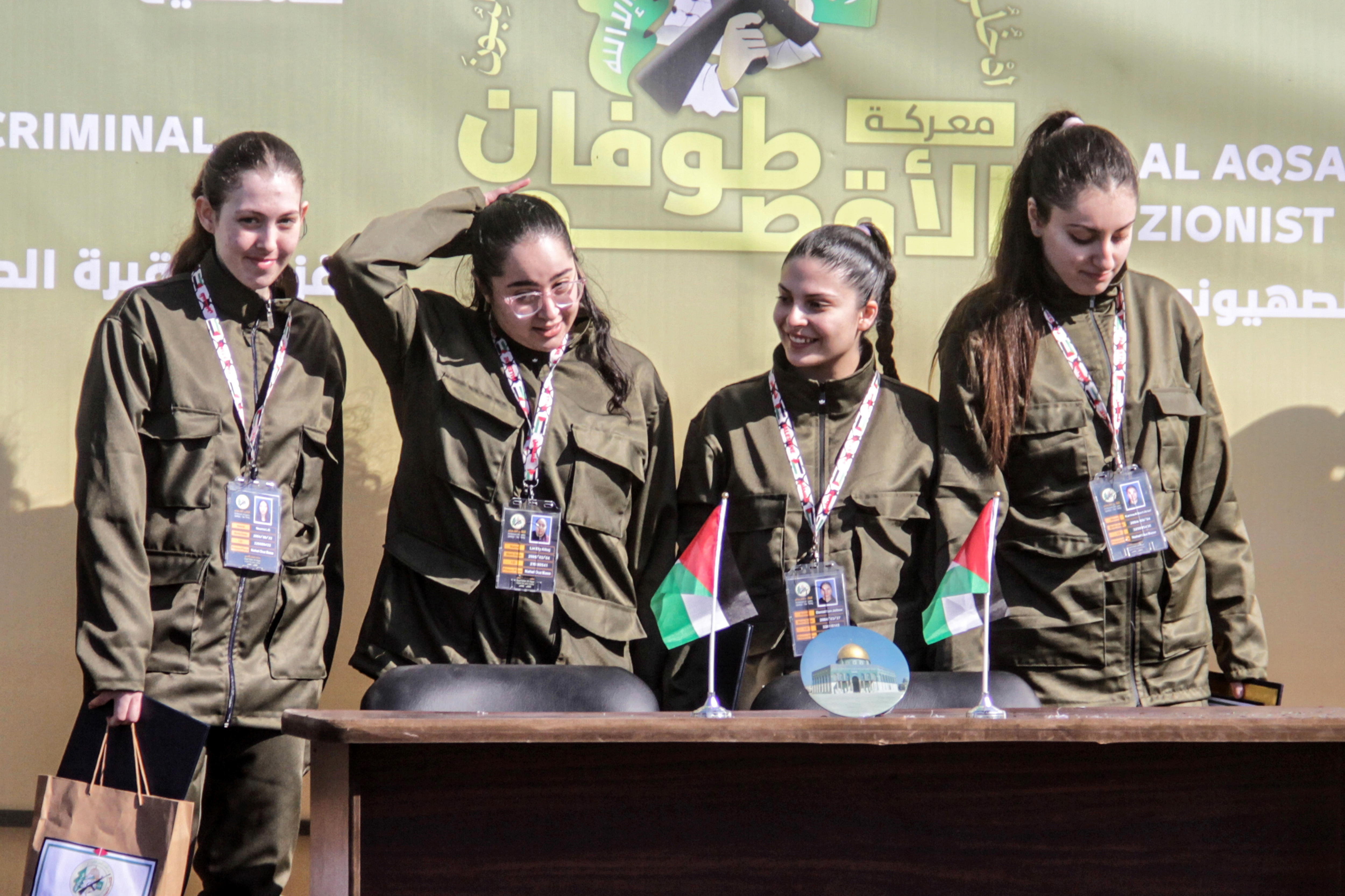 -FOTODELDÍA- Gaza City (-), 25/01/2025.- Las rehenes israelíes Naama Levy, Liri Albag, Daniella Gilboa y Karina Ariev (i-d) antes de ser entregadas al representante del Comité Internacional de la Cruz Roja (CICR) por militantes de Hamas, mientras son liberados de la Franja de Gaza, en la ciudad de Gaza, el 25 de enero. 2025. Las cuatro soldados israelíes rehenes, Liri Albag, Naama Levy, Karina Ariev y Daniella Gilboa, fueron tomados como rehenes de un puesto de inteligencia cerca de la frontera israelí con Gaza durante el Ataque liderado por Hamás el 7 de octubre de 2023. EFE/Mahmoud Zaki