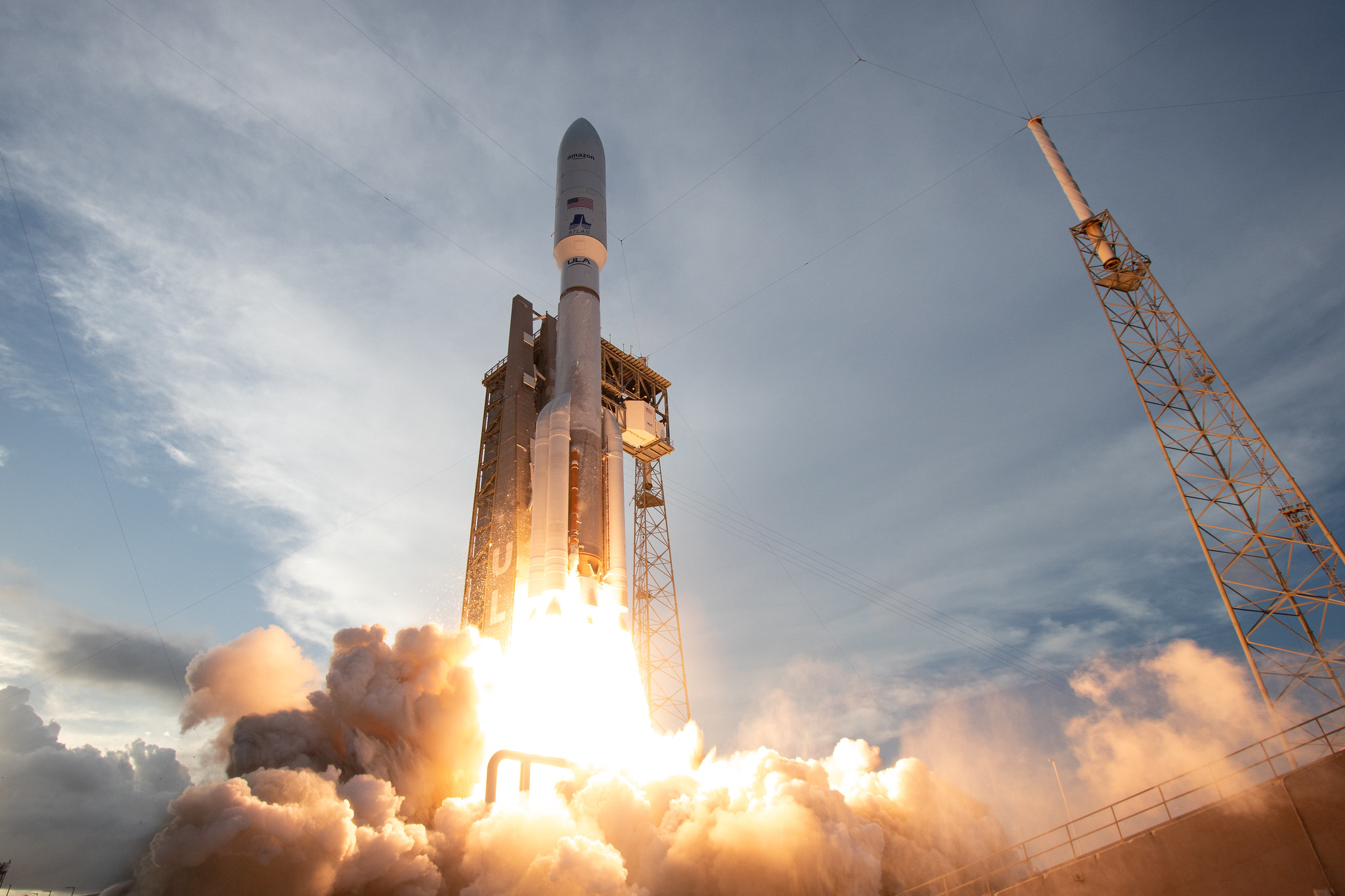 Amazon lanza sus primeros satélites de internet Kuiper, que buscan competir con Starlink