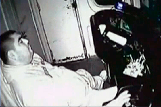 Pillados conductores de trenes en Argentina leyendo y durmiendo mientras trabajan
