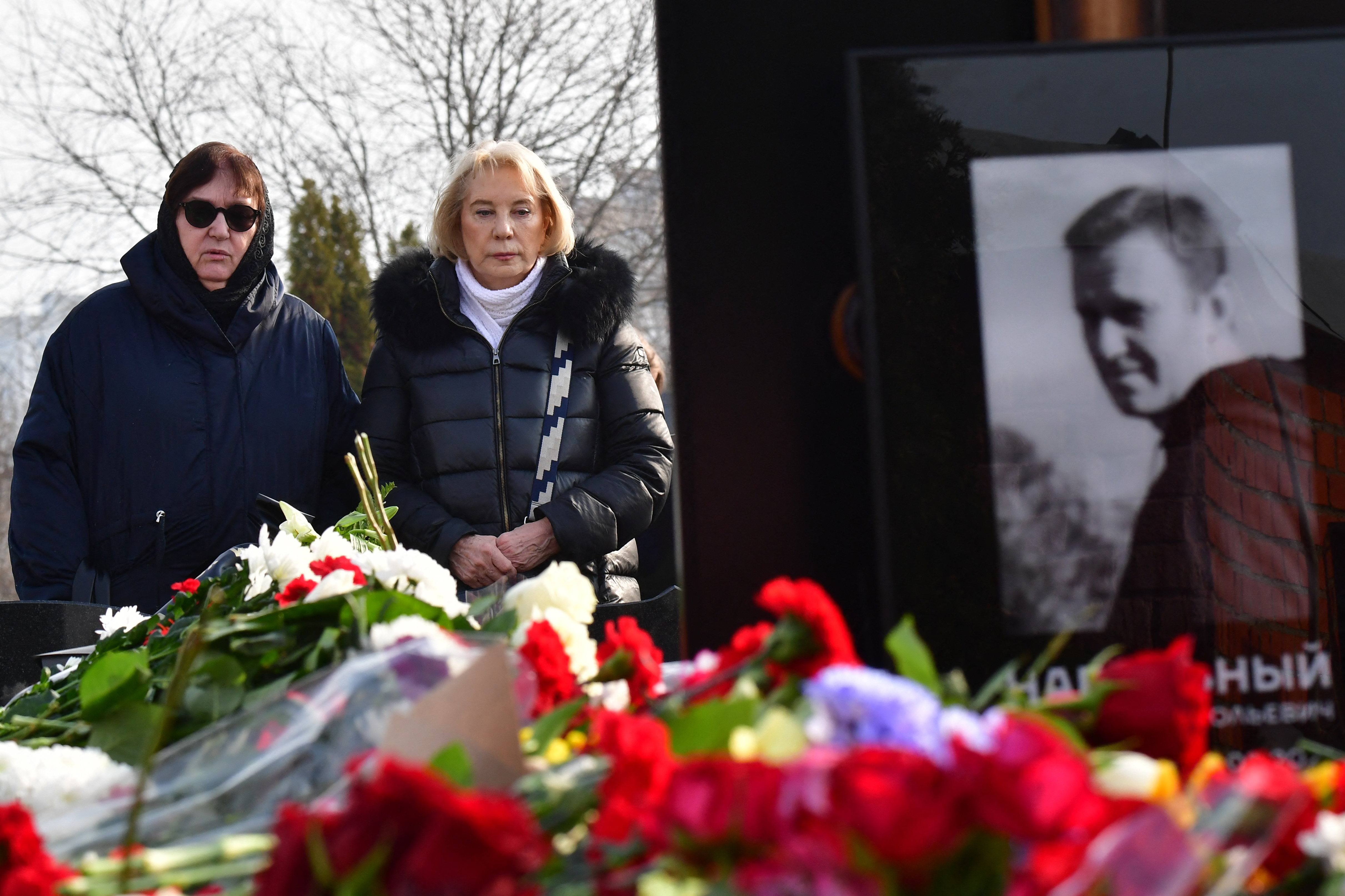 La madre de Alexéi Navalni visitó la tumba del opositor tras el funeral en Moscú
