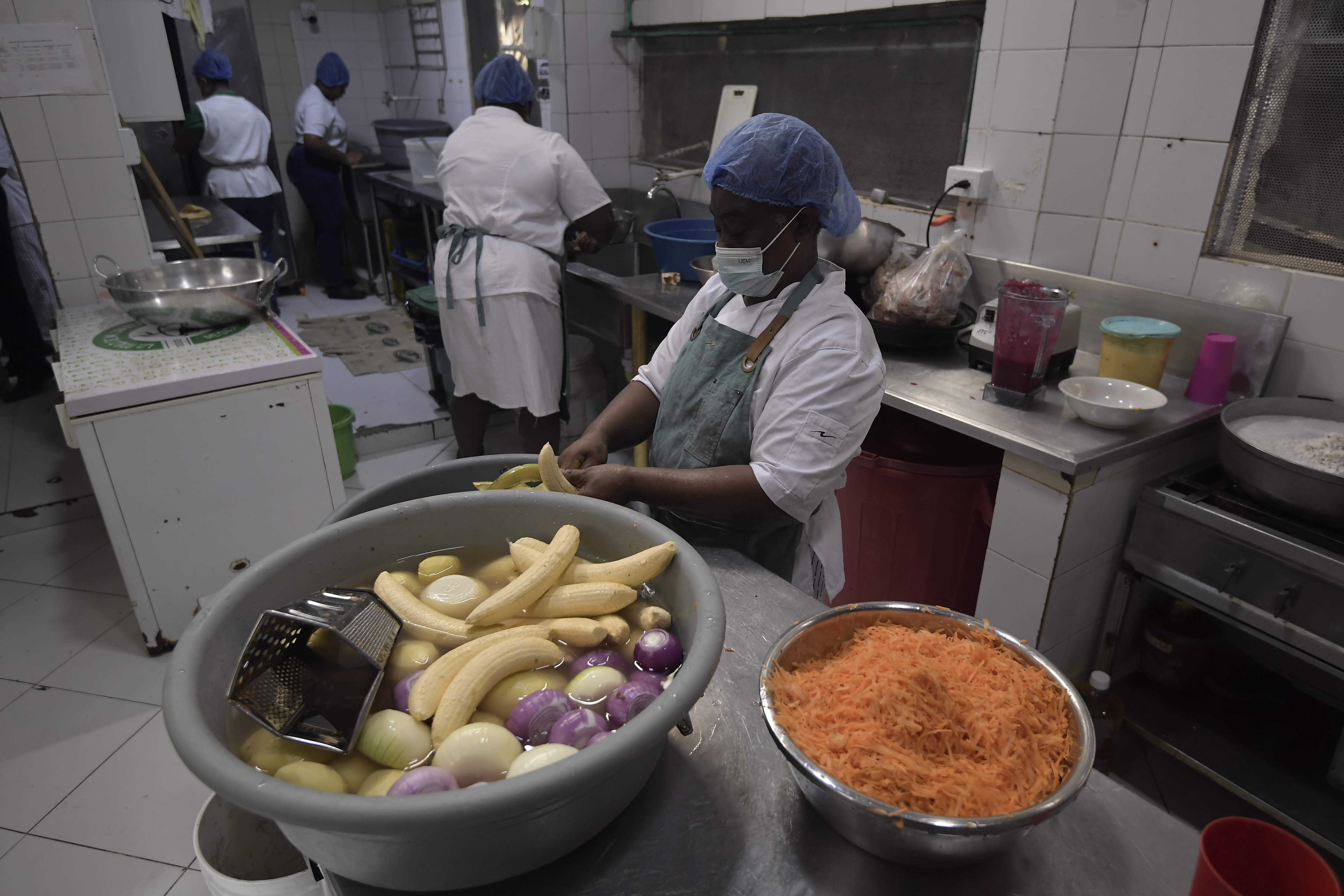 Una de las iniciativas es el restaurante La Paila de la abuela, en pleno centro de Quibdó con el que no solo ayudan a la economía de decenas de mujeres, recuperación sus saberes gastronómicos ancestrales, sino que también siguen reforzando sus trabajos colectivos y comunitario.