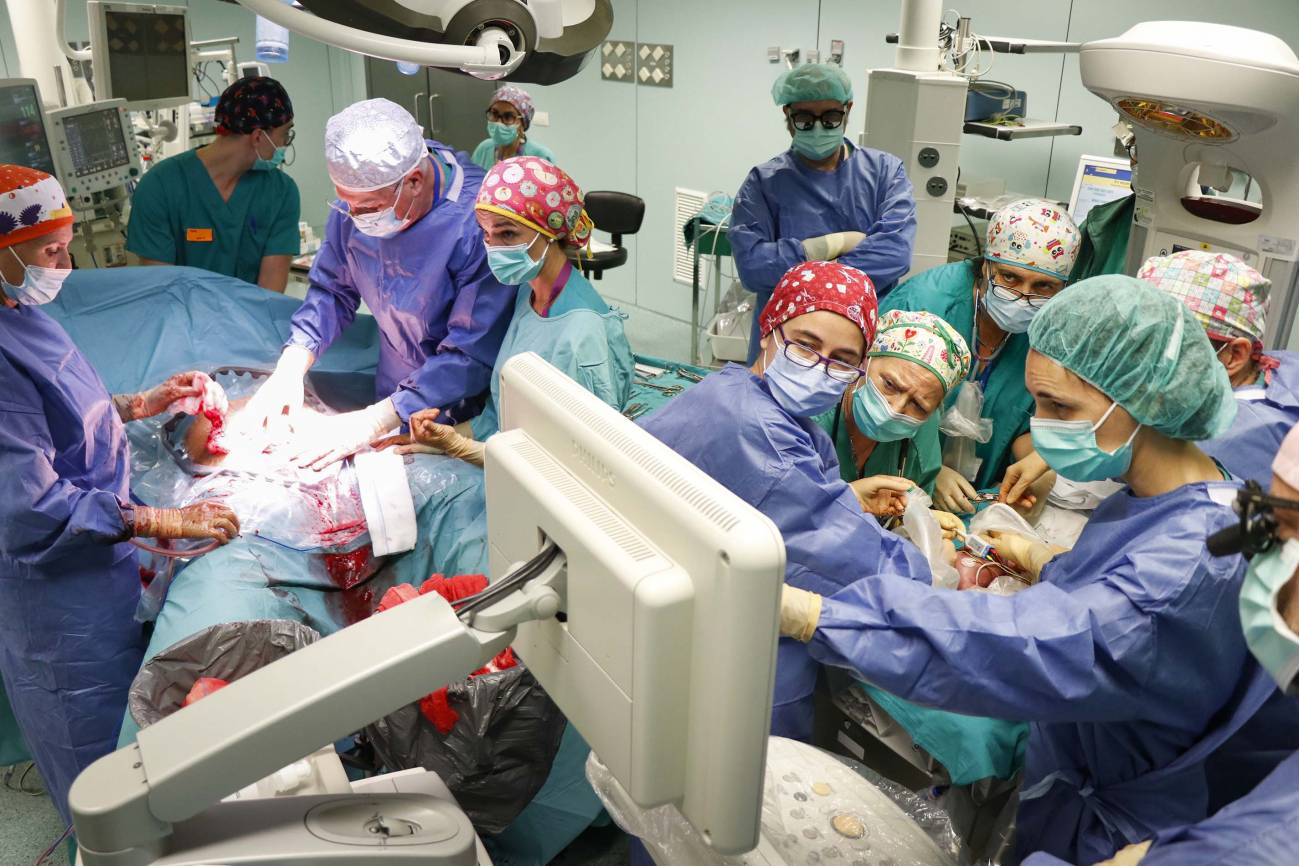 Extirpan con éxito un tumor a un feto que solo tenía 28 semanas