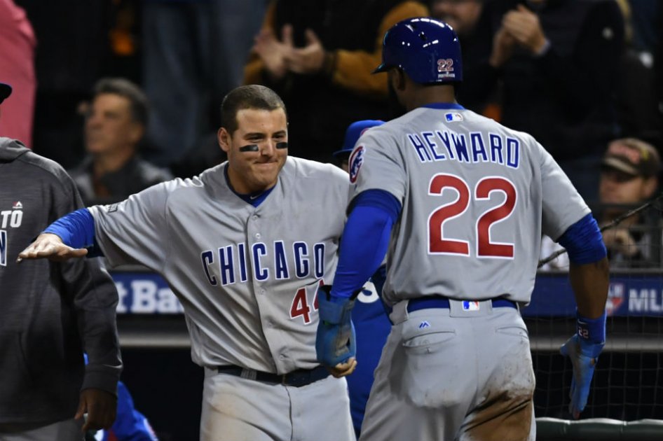 Anthony Rizzo y Jason Heyward celebran la carrera del empate de los Cubs. Foto: AFP