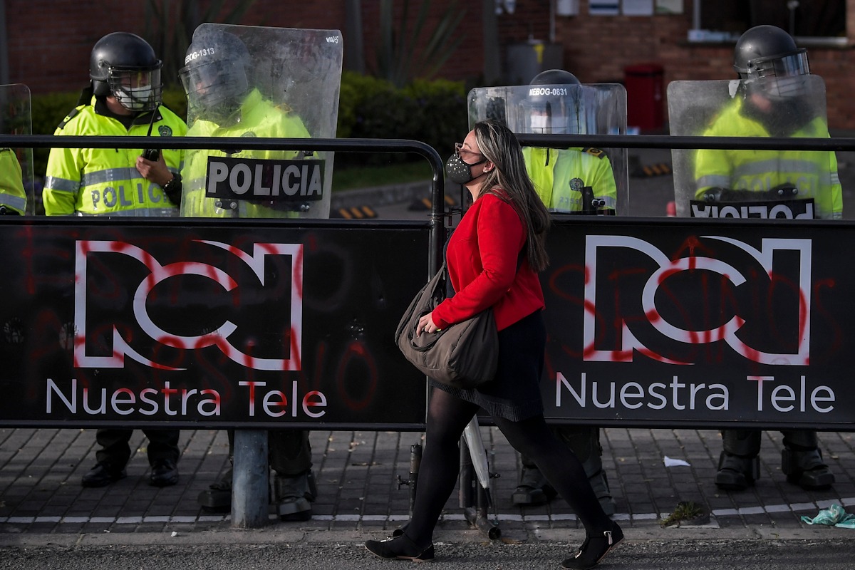 Vándalos rayaron las fachadas de algunos establecimientos comerciales, edificios empresariales y de medios de comunicación.