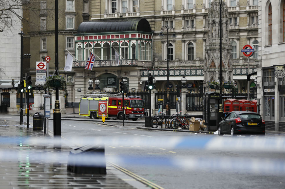Evacúan hotel y cierran dos estaciones de tren en Londres por escape de gas