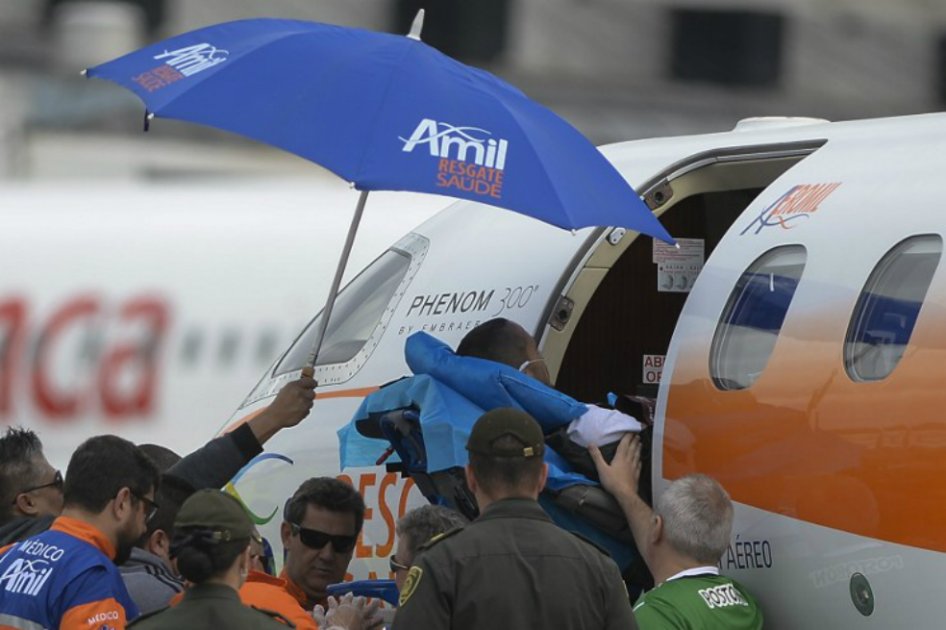 Helio Neto, jugador de Chapecoense, igresando al avión que lo llevo de regreso a Brasil. / AFP
