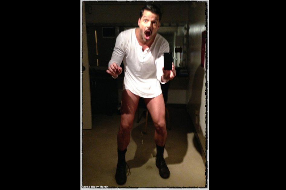 Ricky Martin se quita los pantalones por una buena causa
