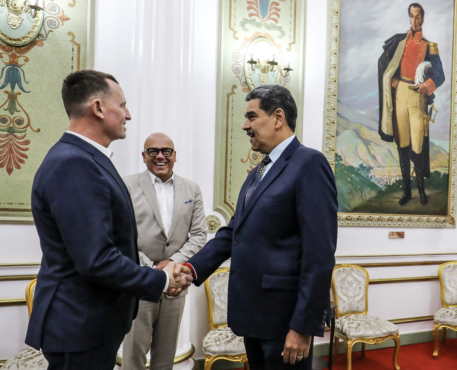 Nicolás Maduro estrechando la mano del enviado especial del presidente estadounidense Donald Trump, Richard Grenell, en el palacio presidencial de Miraflores.