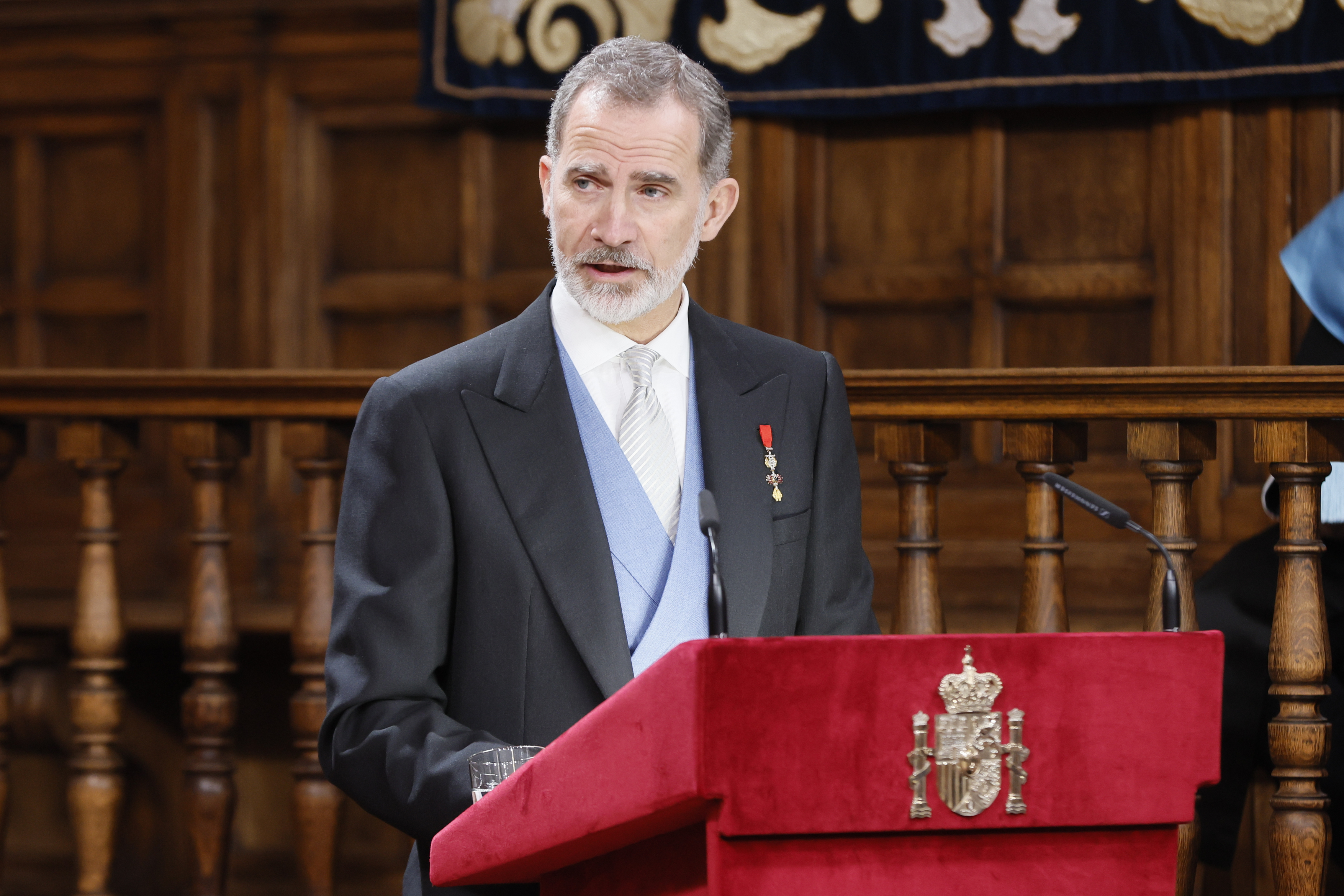 ALCALÁ DE HENARES (MADRID), 22/04/2022.- El rey Felipe VI pronuncia un discurso durante el acto de entrega del Premio Cervantes a la escritora uruguaya Cristina Peri Rossi este viernes en el Paraninfo de la Universidad de Alcalá de Henares. EFE/Ballesteros POOL