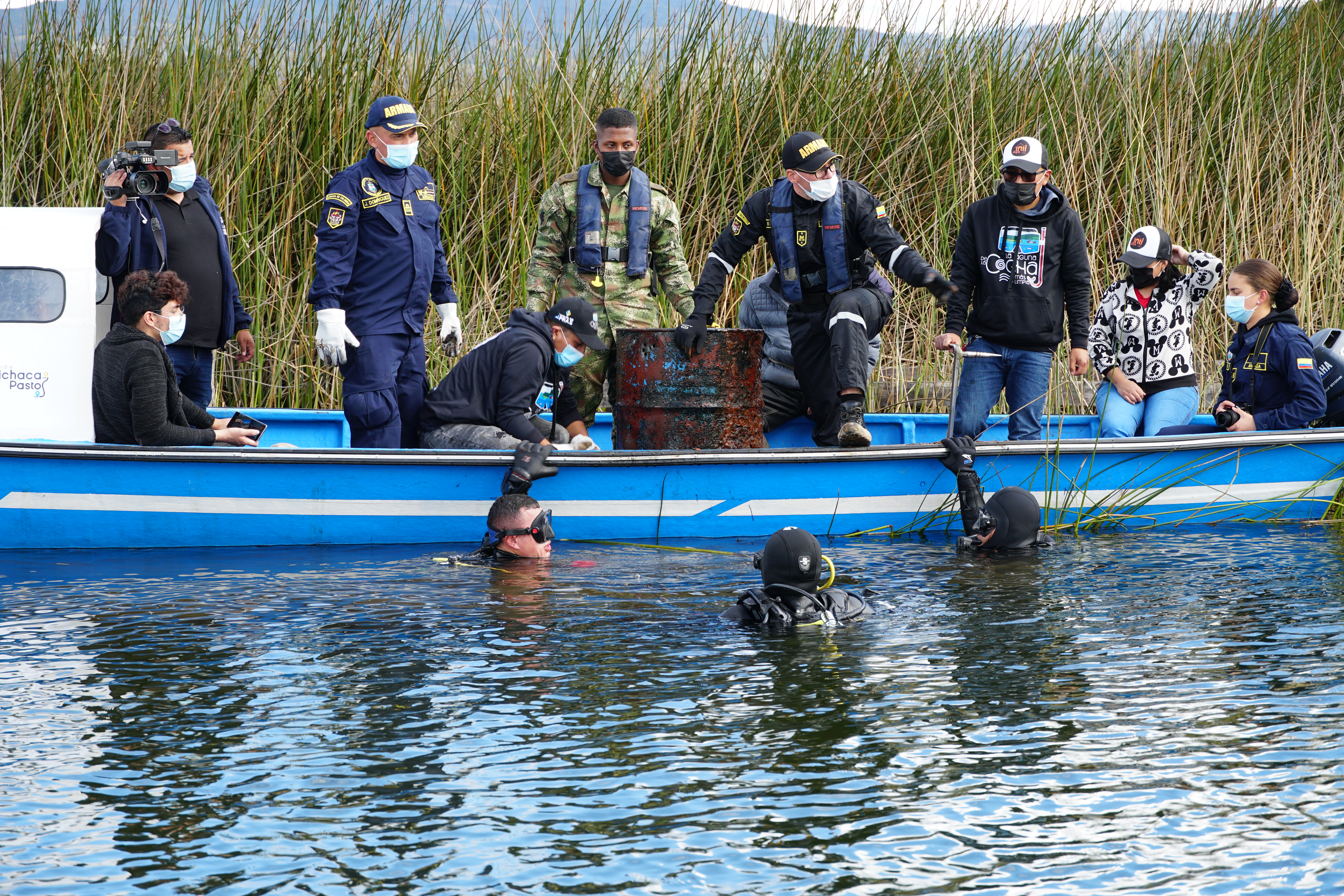 En fotos: buzos sacaron más de una tonelada de basura de la laguna de La Cocha