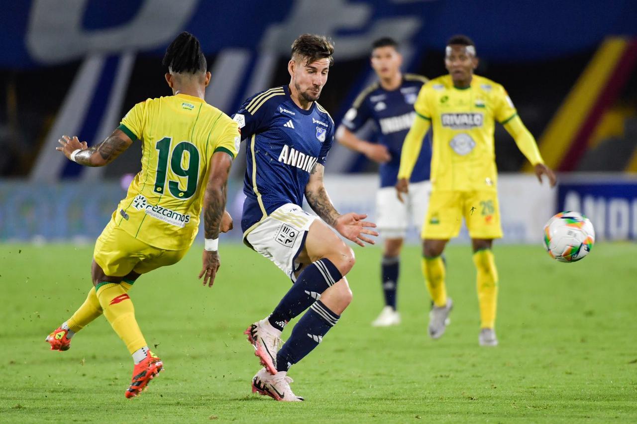 Santiago Goirdana (cent.), de Millonarios, controla un balón.