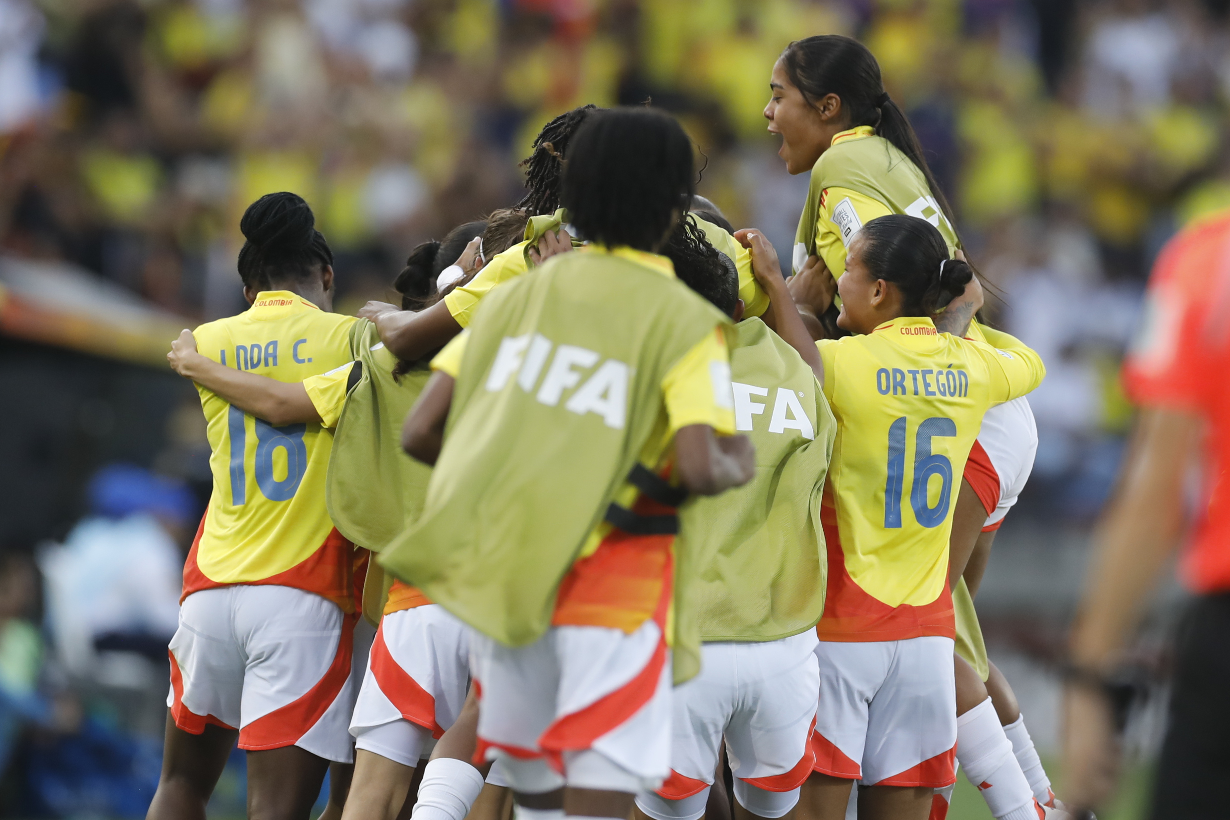 Colombia venció a México y se clasificó con puntaje perfecto a octavos del Mundial