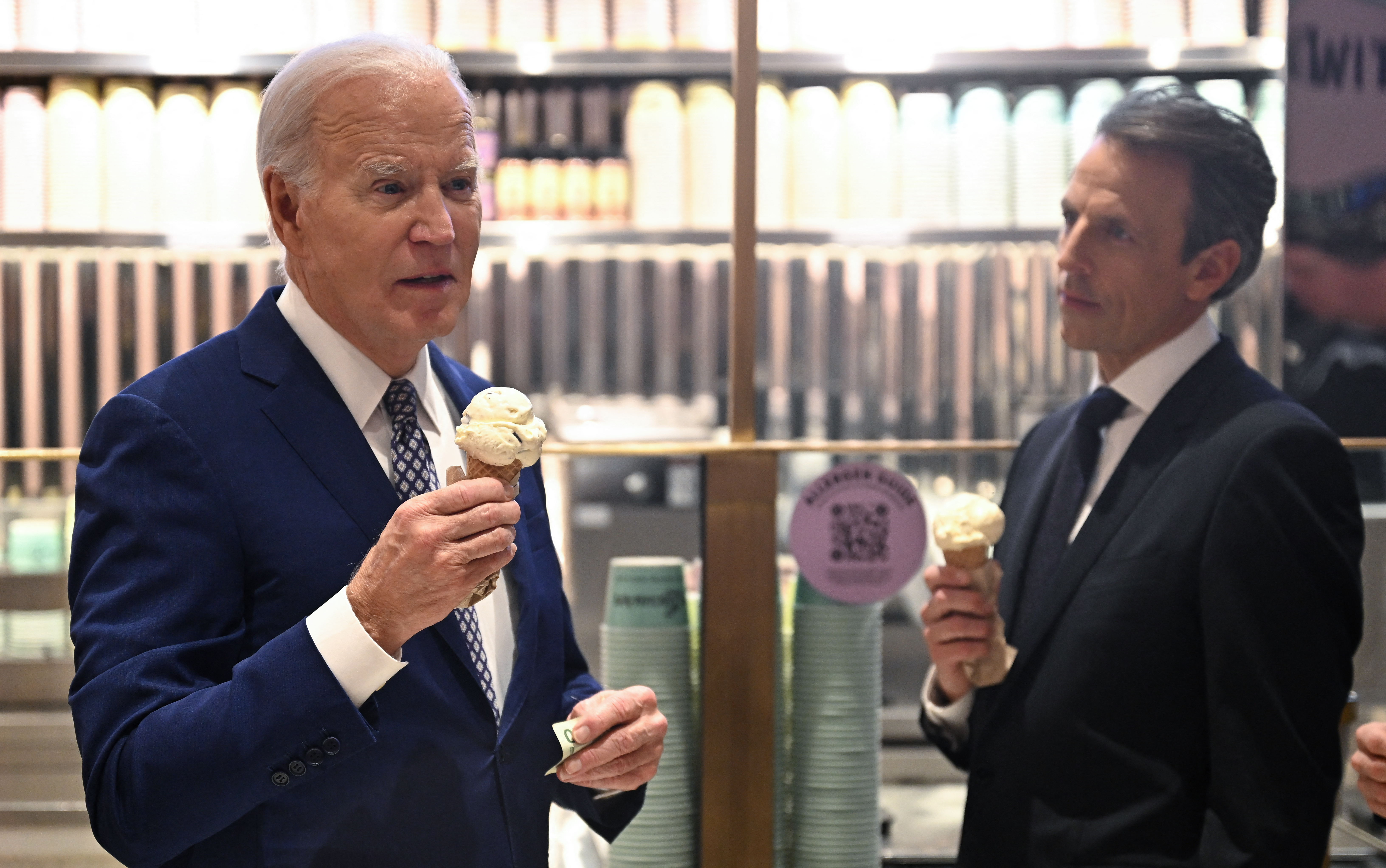 El presidente Joe Biden visitó una heladería local y allí dio declaraciones a la prensa.