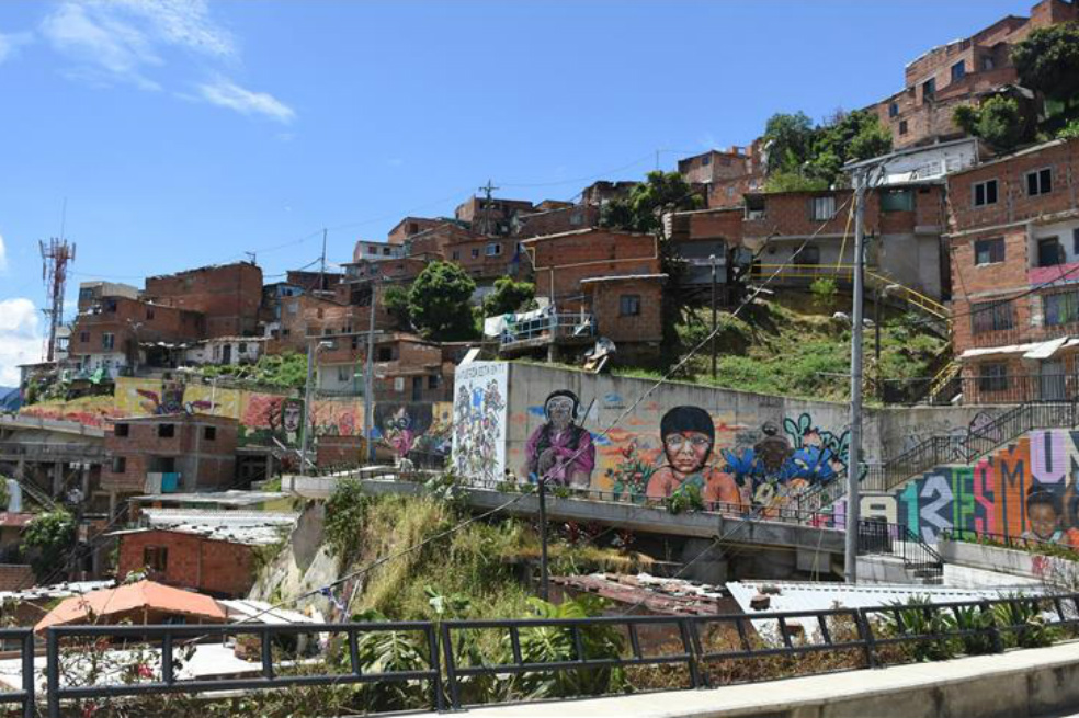 Al graffitour por la Comuna 13 de Medellín asisten más de 7.000 personas cada mes, entre locales y extranjeros. En un sector donde sus habitantes han vivido en carne propia los efectos de la violencia entre grupos armados, el tráfico de drogas, el desempleo y la pobreza, el arte ha dado muchas oportunidades para talentosos artistas de la zona. / Agencia Anadolu