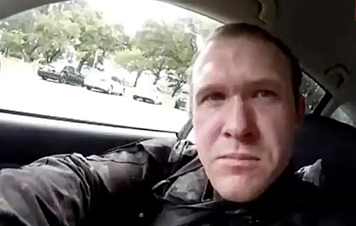 Captura de video en Facebook.AFPEl hombre, extremista de derecha, que habría participado en los dos tiroteos se grabóen su automóvil antes de ingresar a la mezquita Masjid al Noor armado con armas semiautomáticas.