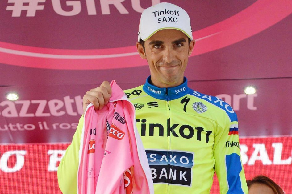Alberto Contador sufrió una caída que tiene en duda su continuidad en el Giro. Foto: EFE