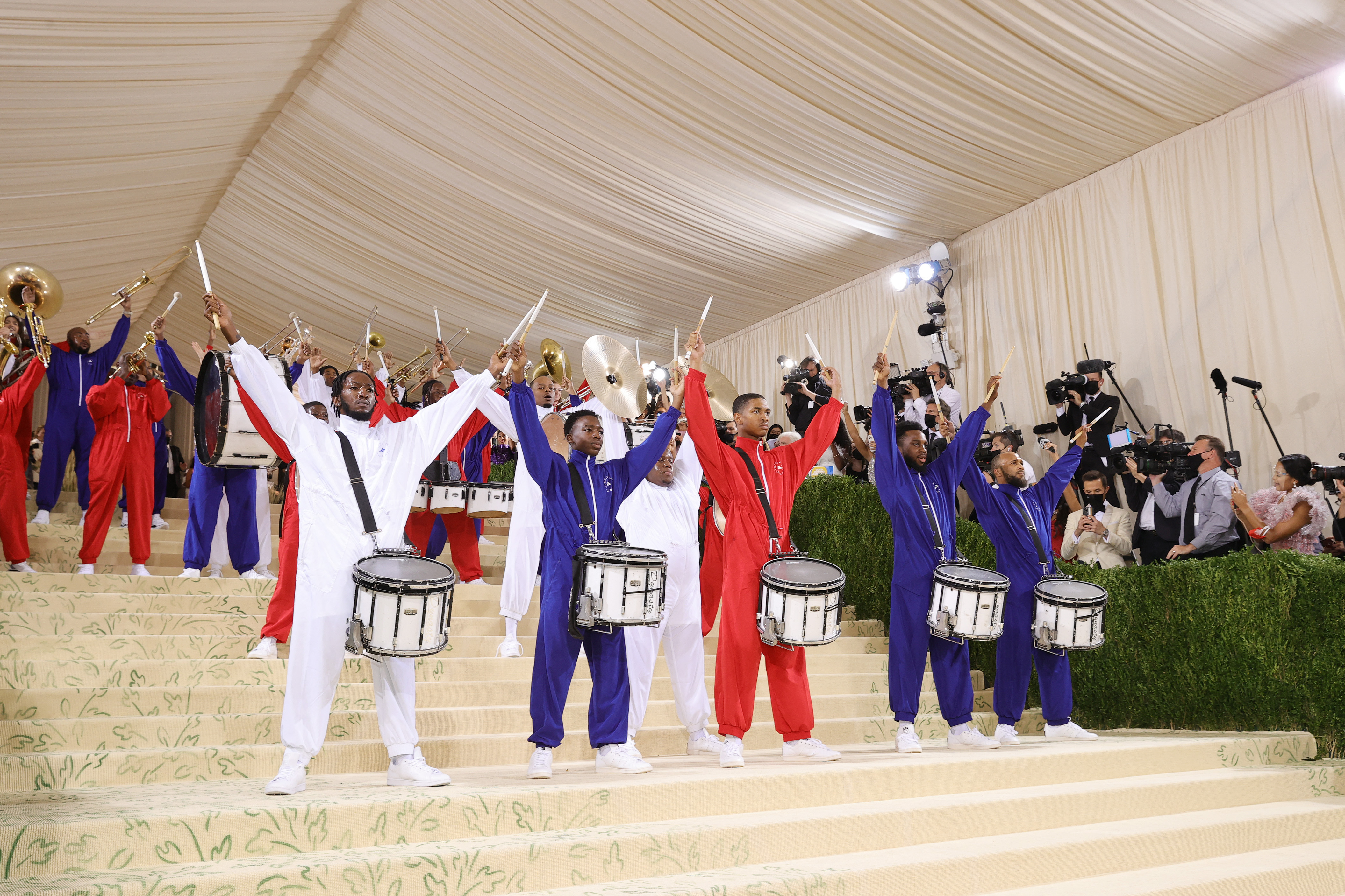 The Brooklyn United Marching Band llegó al Met Gala luciendo "monos" con los colores de la bandera de los Estados Unidos. Esta es una organización comunitaria que ayuda a los jóvenes de la ciudad de Nueva York. Se enfoca en el desarrollo de la juventud a través del apoyo académico, el desarrollo del carácter, de habilidades y de oportunidades de desempeño.