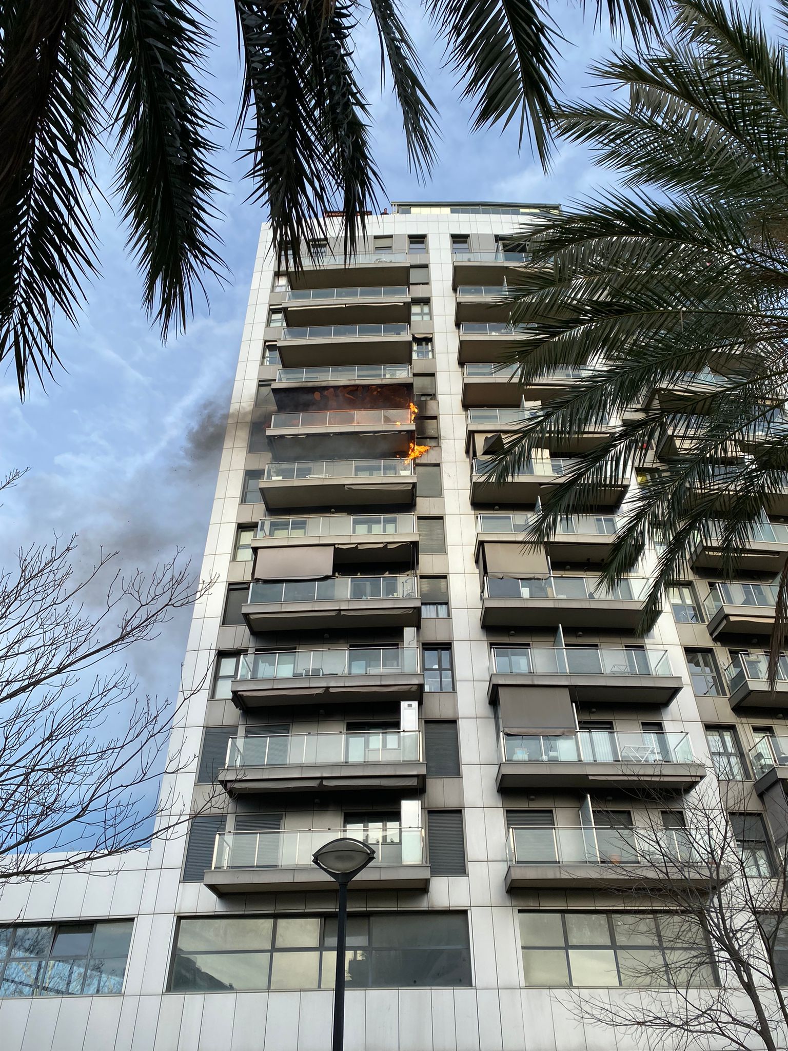 En la imagen se ve cómo el incendio se inicia en una de las plantas del edificio de 14 pisos.