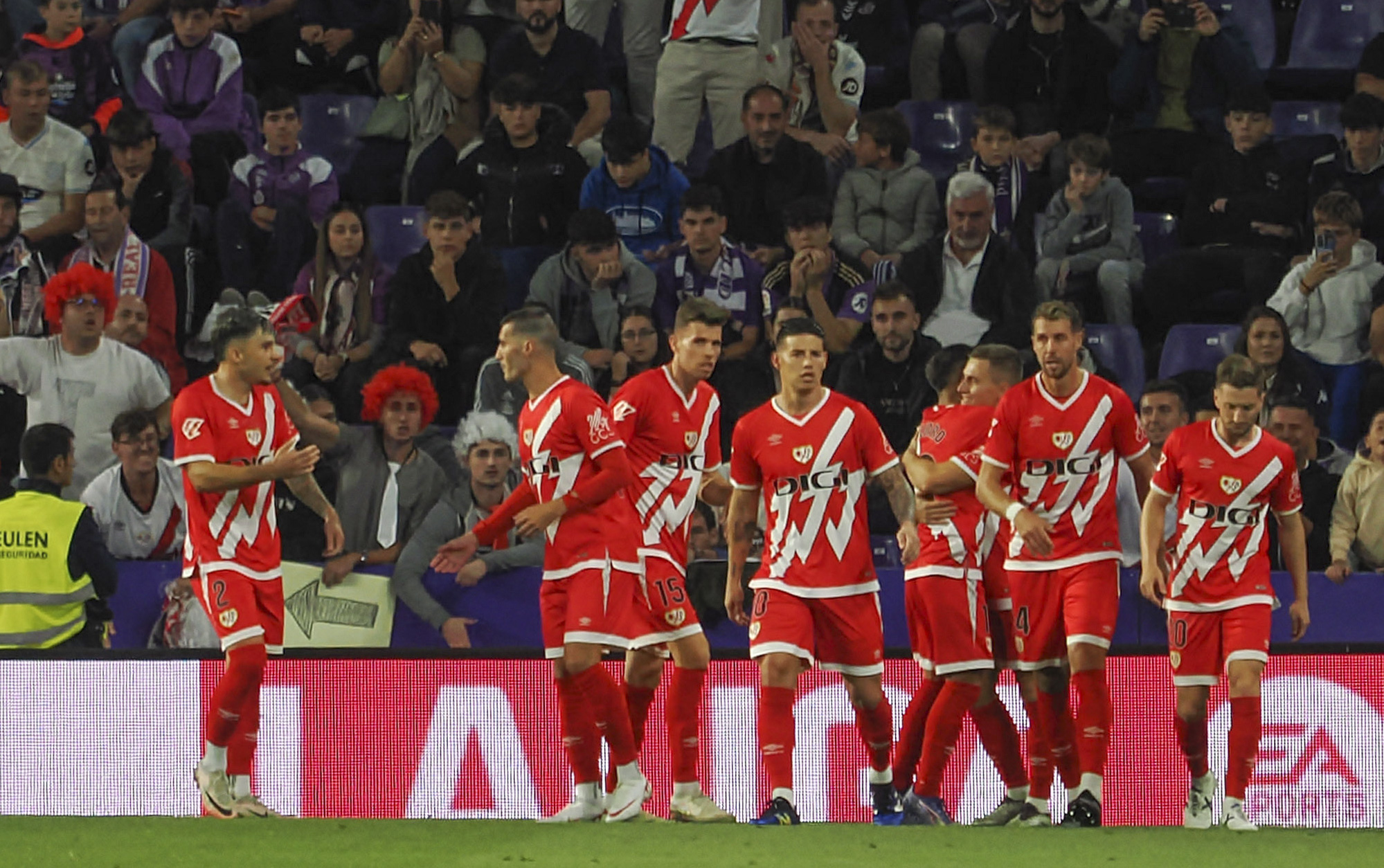 VALLADOLID, 05/10/2024.- Los jugadores del Rayo celebran el gol de Jorge De Frutos, durante el partido de la novena jornada de LaLiga EA Sports disputado entre el Real Valladolid y el Rayo Vallecano este sábado en el estadio José Zorrilla de Valladolid. EFE/R. García