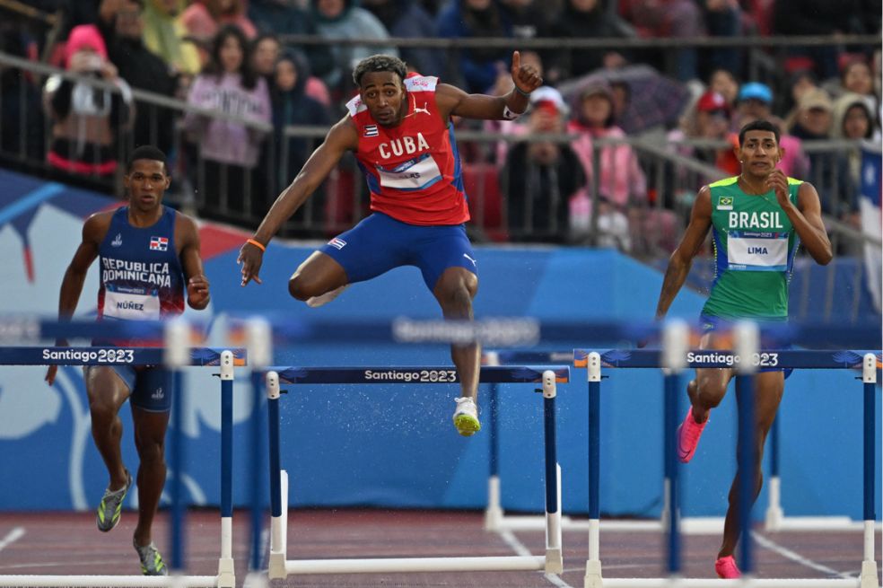 Yoao Illas (centro) fue uno de los deportistas cubanos que abandonaron la concentración de la delegación que participó en los Juegos Panamericanos de Santiago 2023.