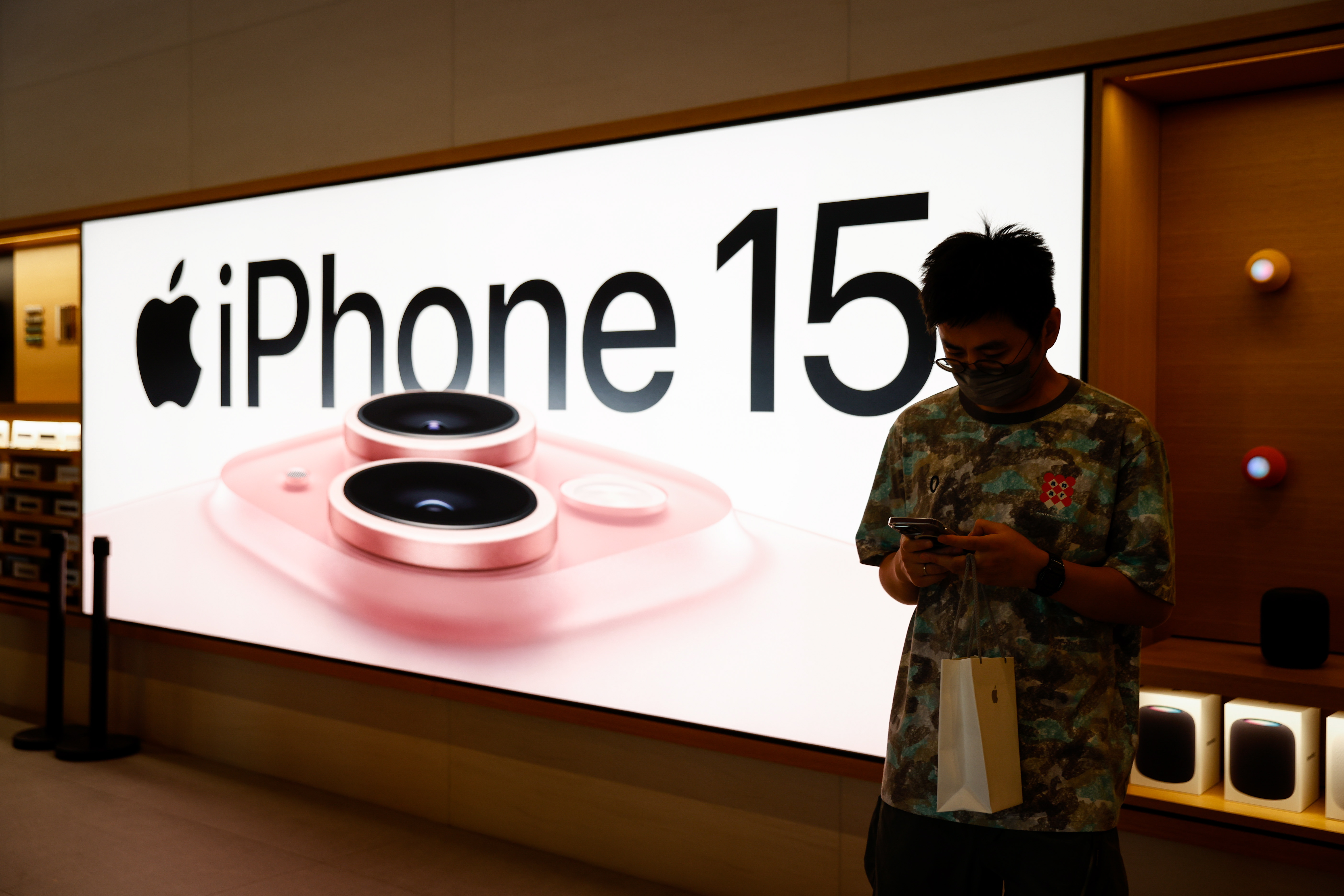 El fabricante de teléfonos Apple ve con preocupación la caída en la demanda
