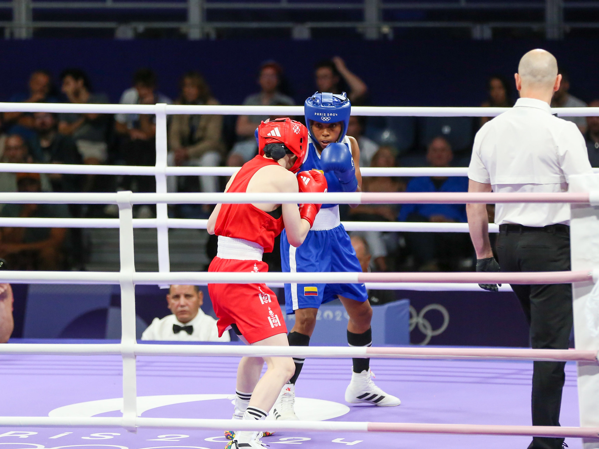 Ingrit Valencia (uniforme azul), en su debut en los Juegos Olímpicos de París 2024.
