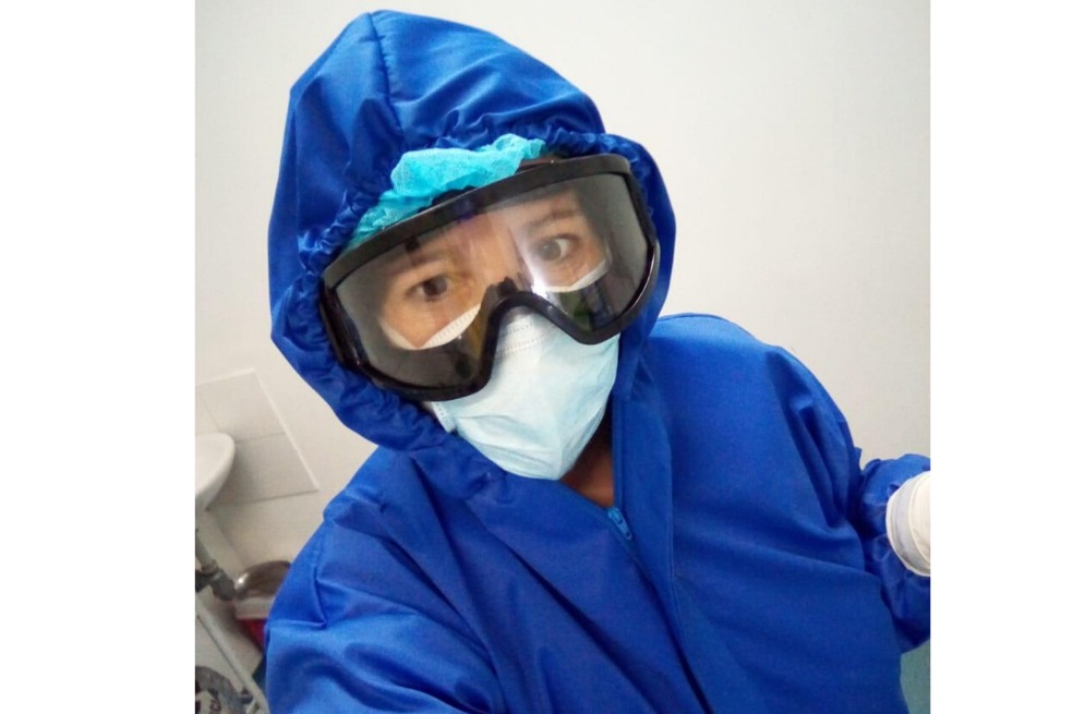 La segunda tarea implicaba un trabajo logístico y de producción mucho mayor: los trajes y los tapabocas de tela. Fue aquí donde los diseñadores de modas aparecieron en la iniciativa. La idea inicial era utilizar un traje médico que alguna clínica pudiera facilitarles, pero esto fue imposible, ya que ninguna de las entidades a las que acudieron les prestó los implementos.