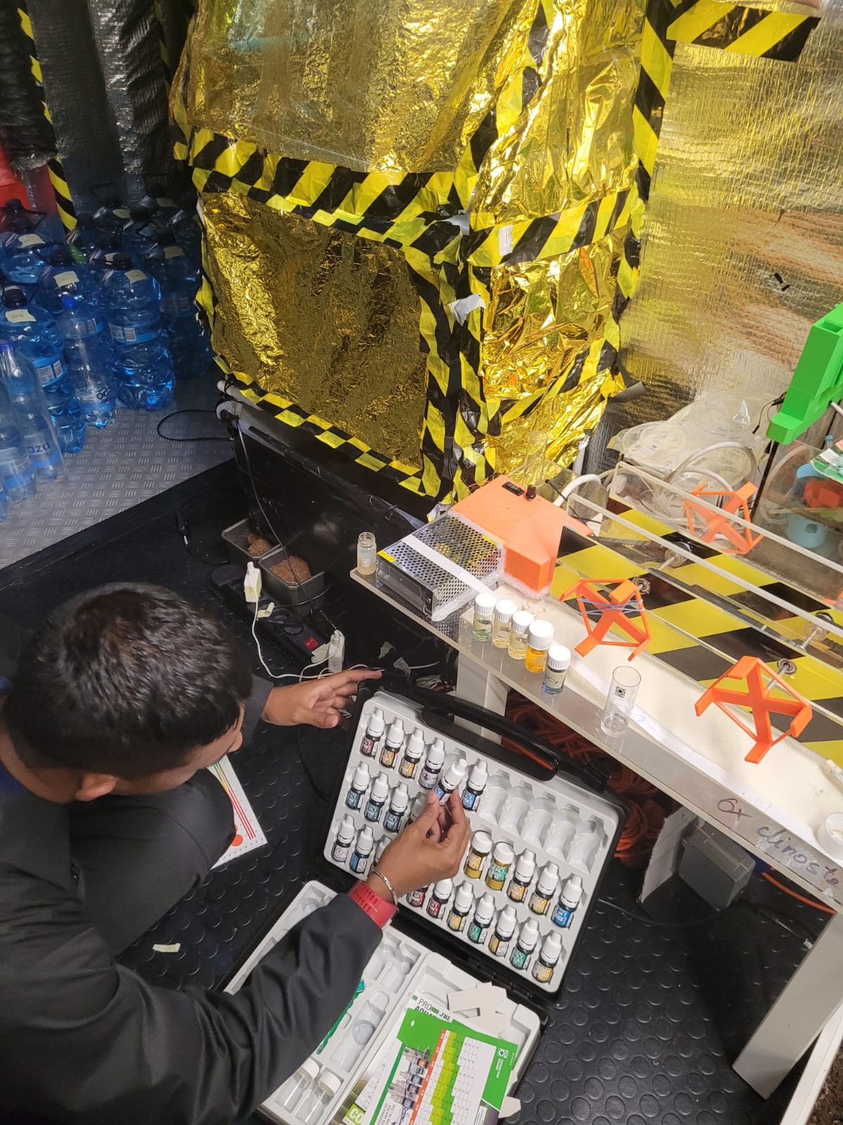 De la tripulación de siete colombianos, cinco ingresaron al hábitat y los otros dos tomaron papeles en el centro de control del hábitat. /FAC