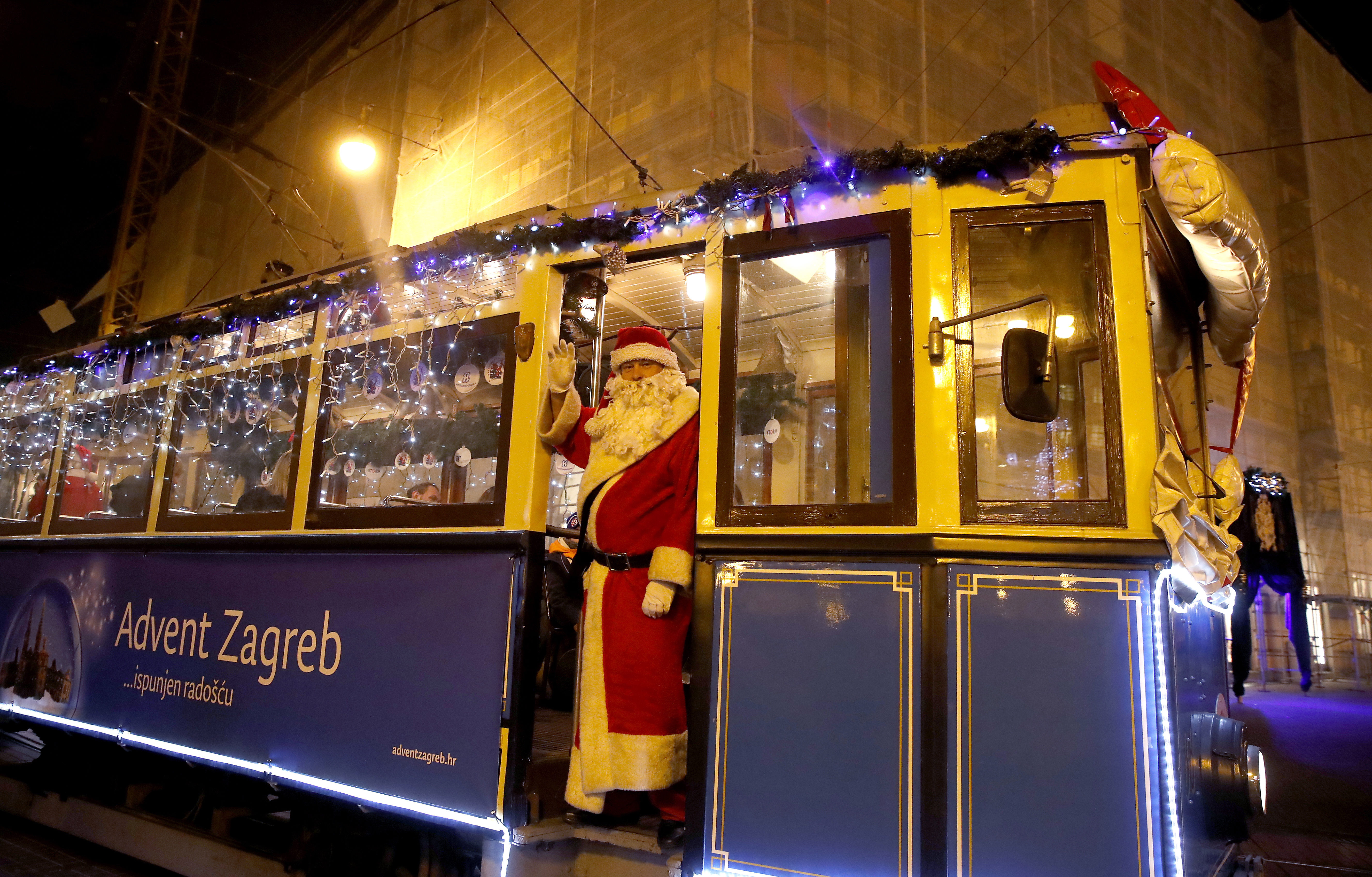 Zagreb (Croatia), 23/12/2022.- Santa Claus greets residents and tourists in a tram in Zagreb, Croatia, 23 December 2022, ahead of the Christmas holidays. (Croacia) EFE/EPA/ANTONIO BAT