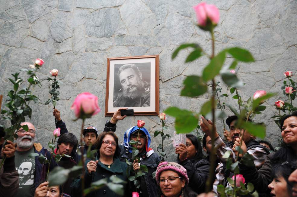 Un grupo de colombianos llegó a la embajada cubana en Bogotá para rendir un homenaje a Fidel Castro. / AFP