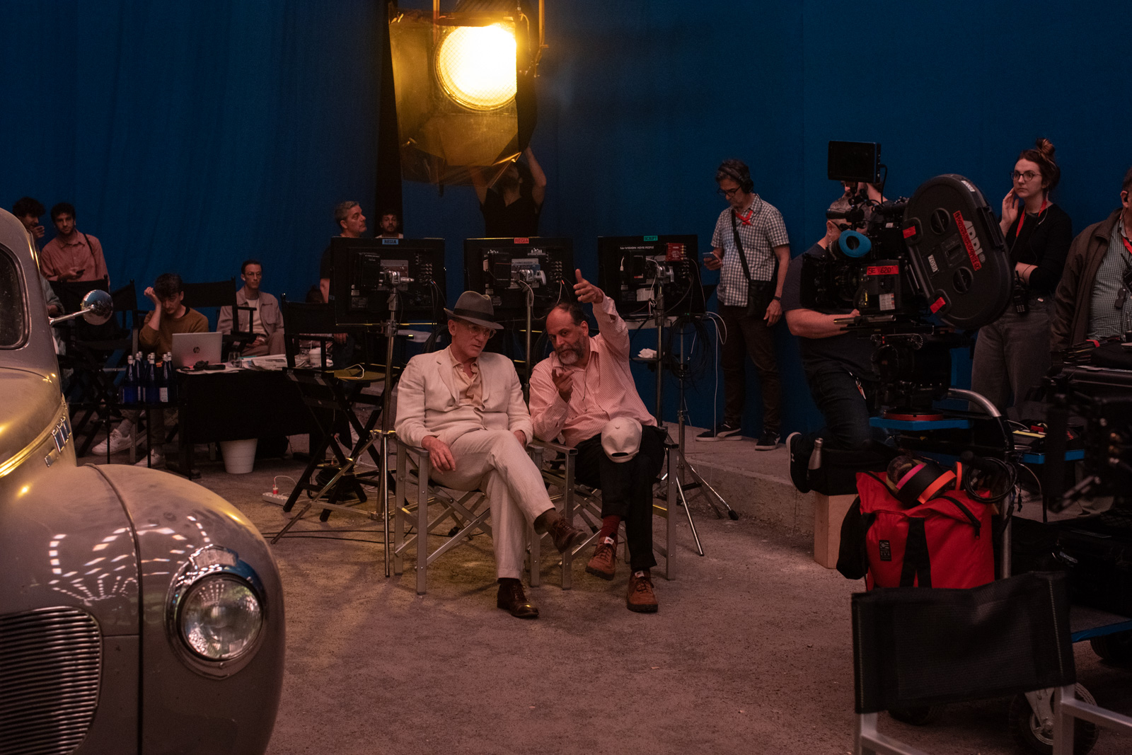 Daniel Craig (der.) y Luca Guadagnino en el set de "Queer".