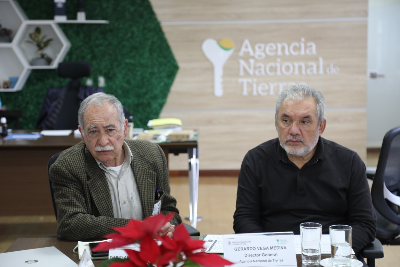 Darío Fajardo, viceministro de Desarrollo Rural, y Gerardo Vega, director de la Agencia Nacional de Tierras, durante la aprobación de estas tres nuevas zonas de reserva campesina