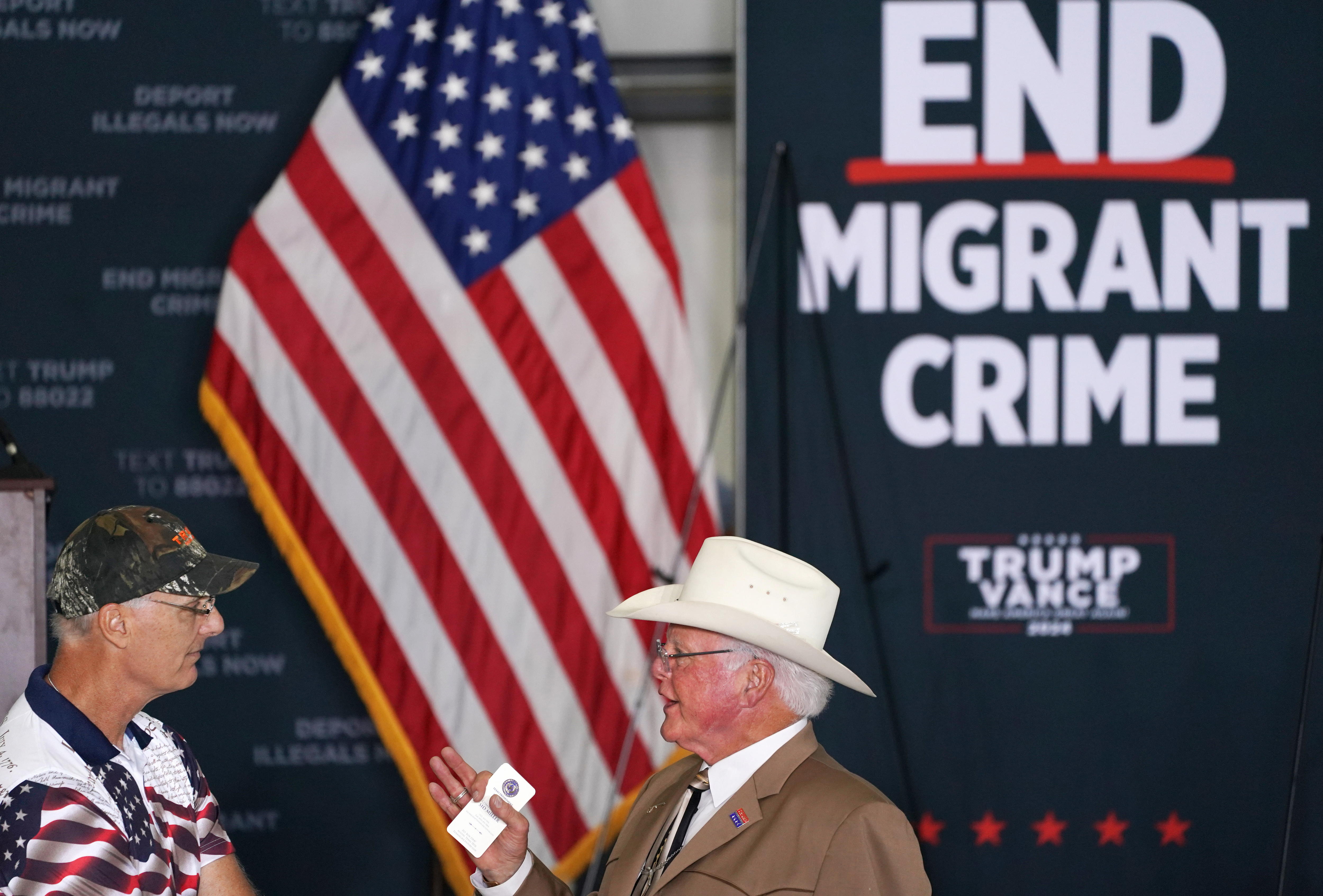 Austin (United States), 25/10/2024.- Texas Agriculture Commissioner Sid Miller (C) greets people while they wait for Republican presidential candidate Donald J. Trump to speak inside a Million Air private airport hangar at Austin-Bergstrom International Airport in Austin, Texas, USA on 25 October 2024. Trump is running against Democratic presidential candidate US Vice President Kamala Harris and the United States will hold its election on 05 November 2024. (Elecciones, Estados Unidos) EFE/EPA/DUSTIN SAFRANEK