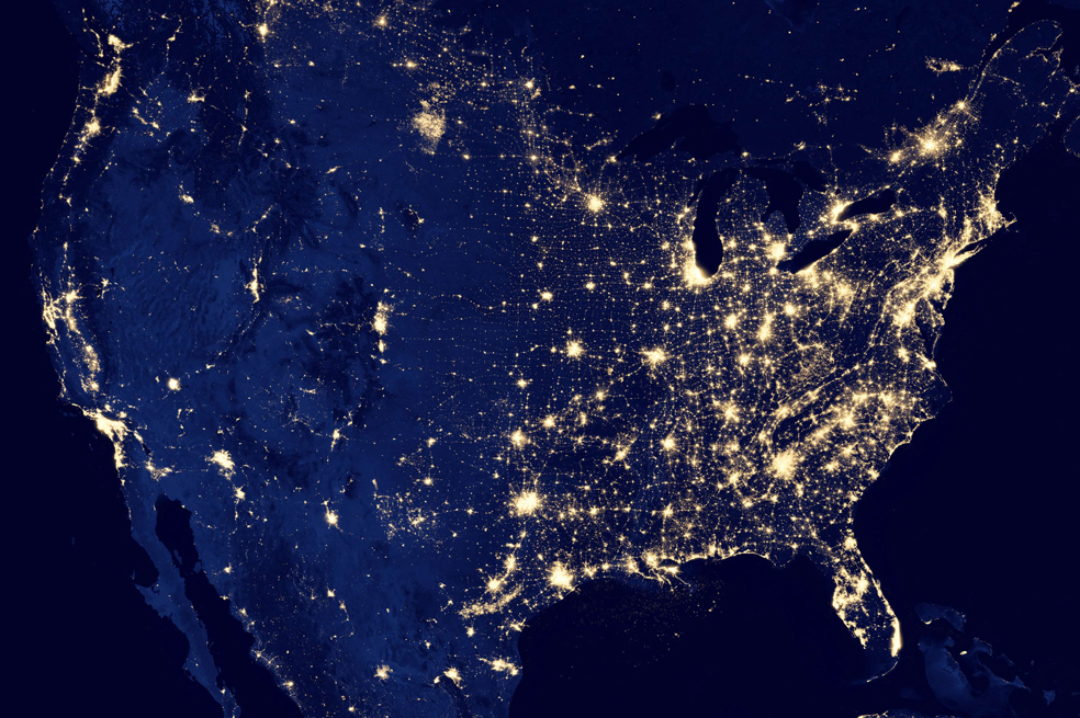Así luce la tierra de noche y desde el espacio