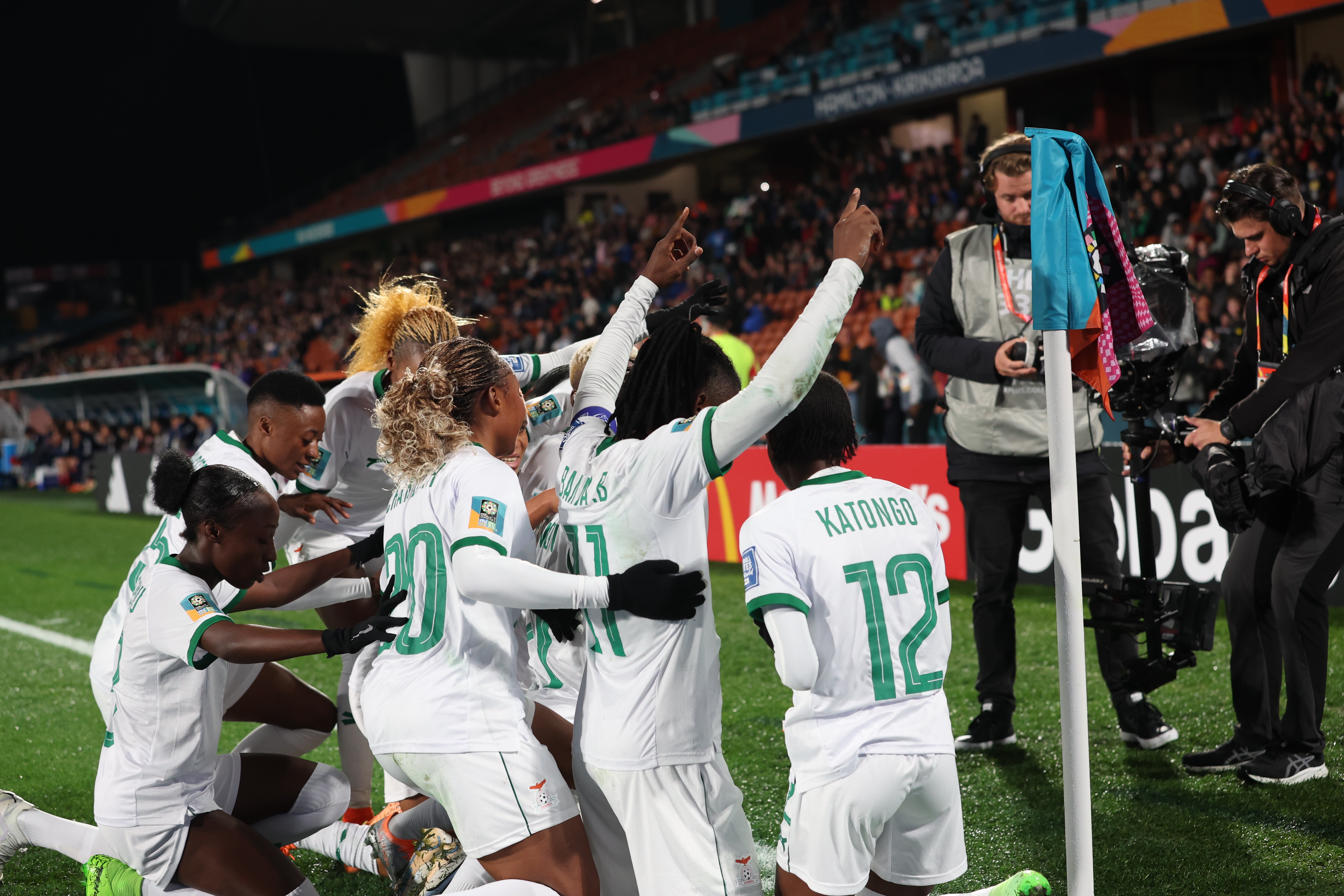 Hamilton (New Zealand), 31/07/2023.- Zambia players jubilate after scoring a goal during the FIFA Women's World Cup group C soccer match between Costa Rica and Zambia in Hamilton, New Zealand, 31 July 2023. (Mundial de Fútbol, Nueva Zelanda) EFE/EPA/HOW HWEE YOUNG