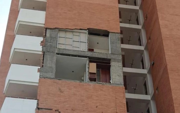 Ordenan evacuar edificio del que se desprendió la fachada, en Cúcuta