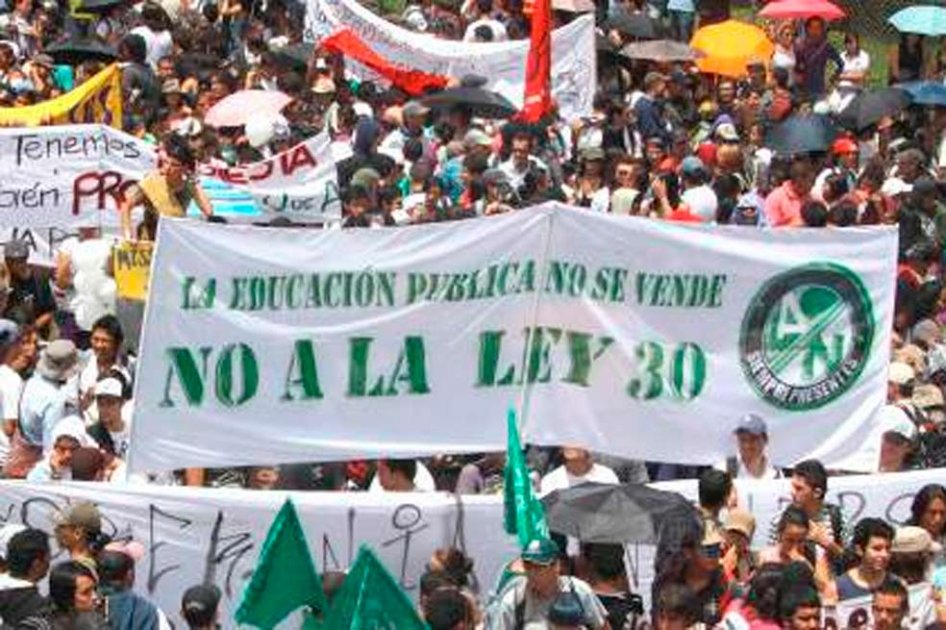 En Medellín marchan unos 60 mil profesores y estudiantes