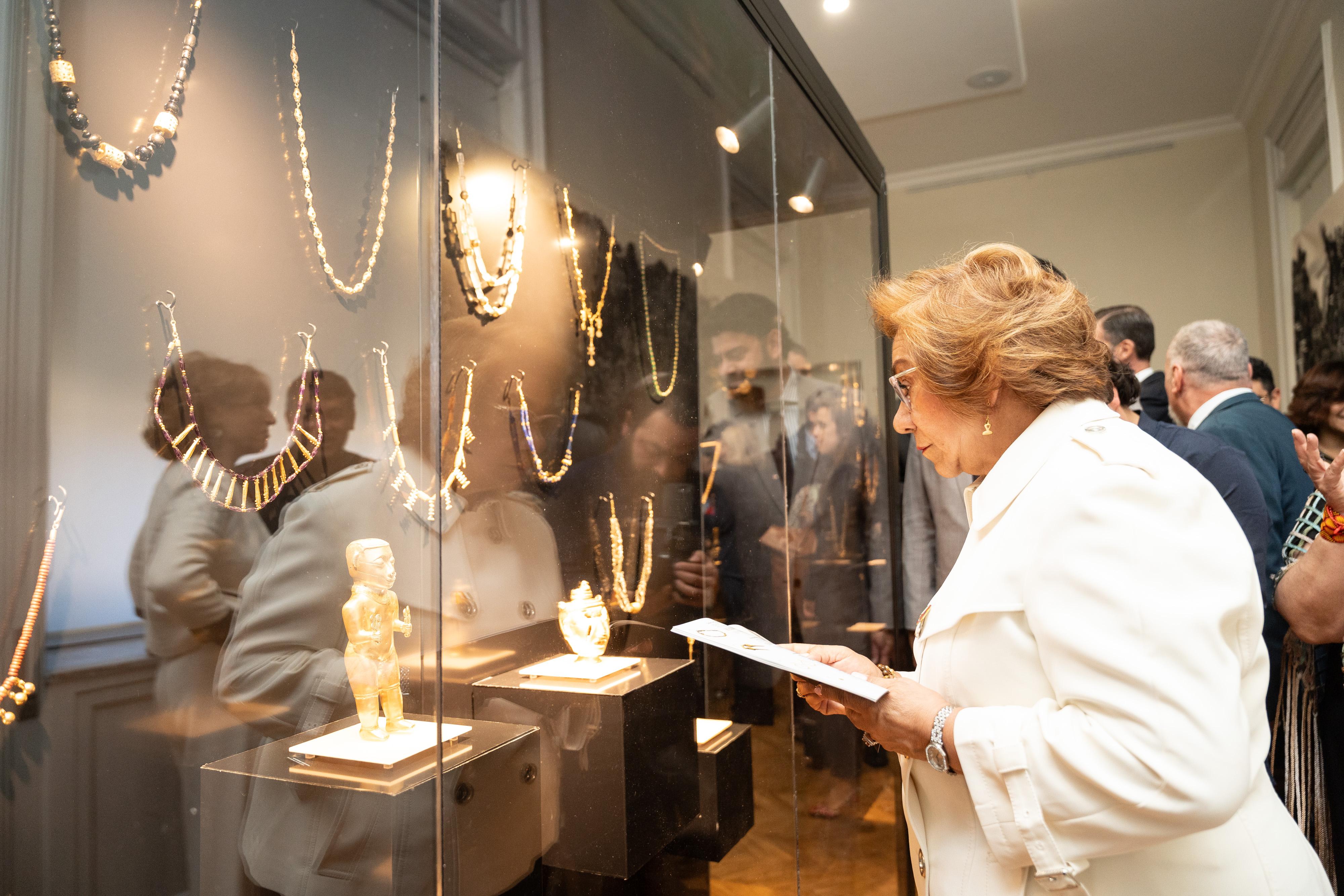 La ministra Rosa Yolanda Villavicencio durante la inauguración de la exposición “Oro y Hoja de Coca” en Italia.