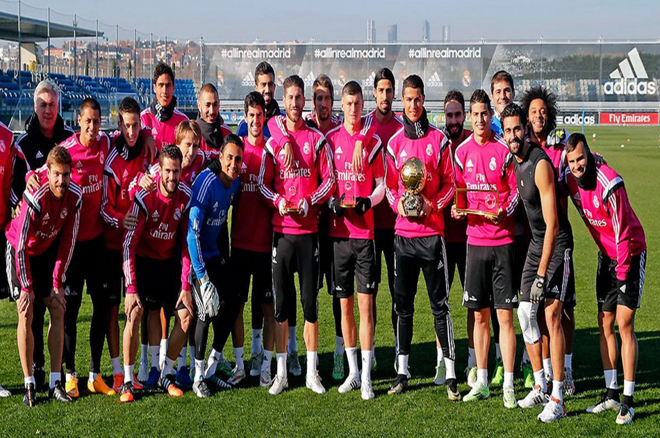 James y Ronaldo festejaron con sus compañeros en la práctica