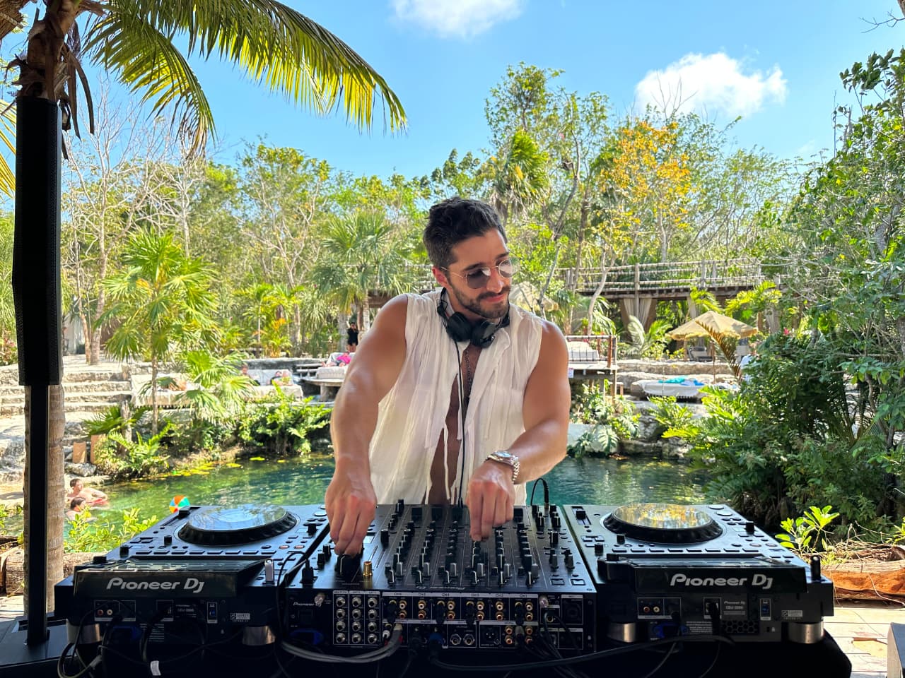 Él es Nicolás Nohra, el primer DJ colombiano en compartir escenario con David Guetta