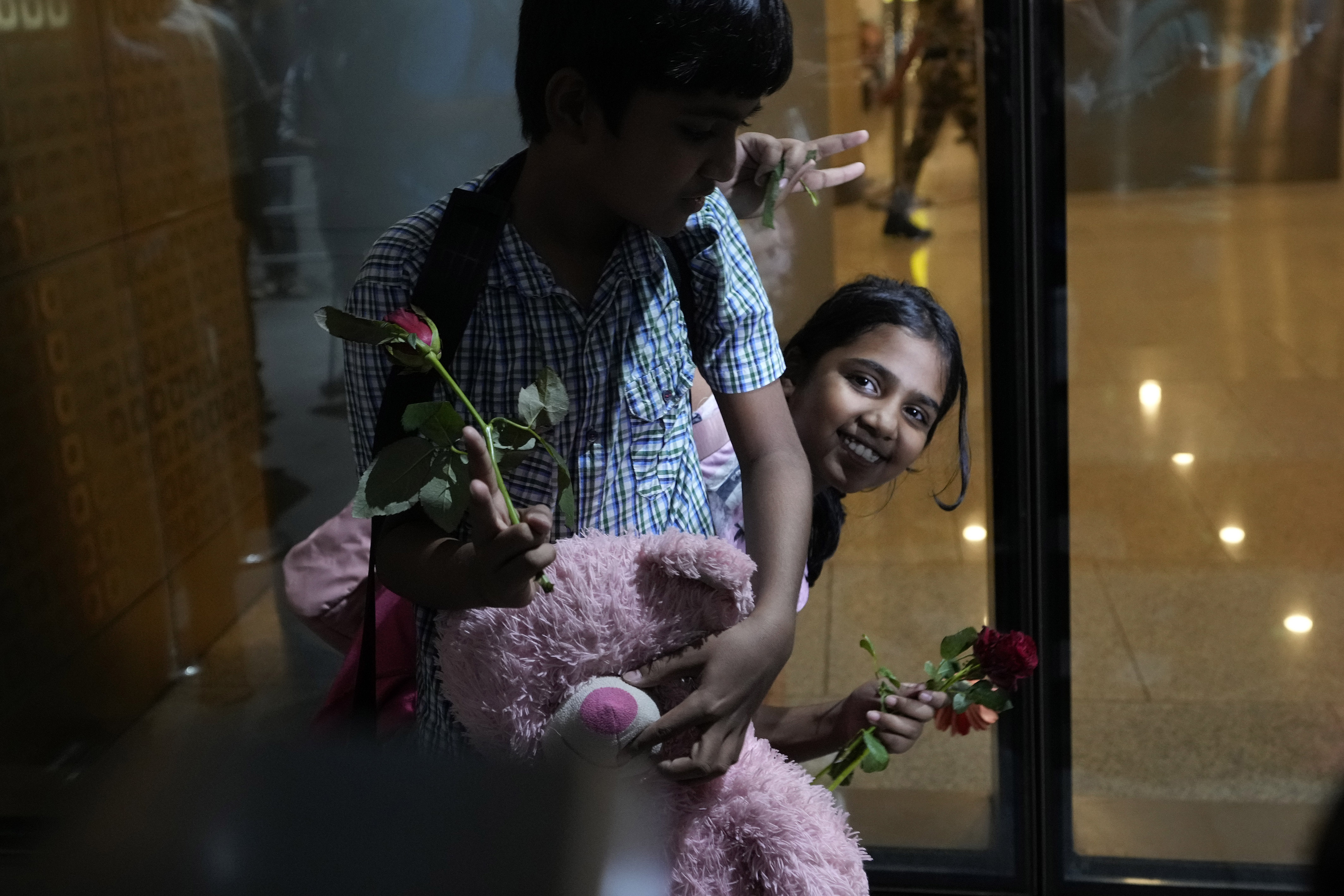 Niños indios evacuados de Sudán llegan al aeropuerto internacional de Mumbai, India.
