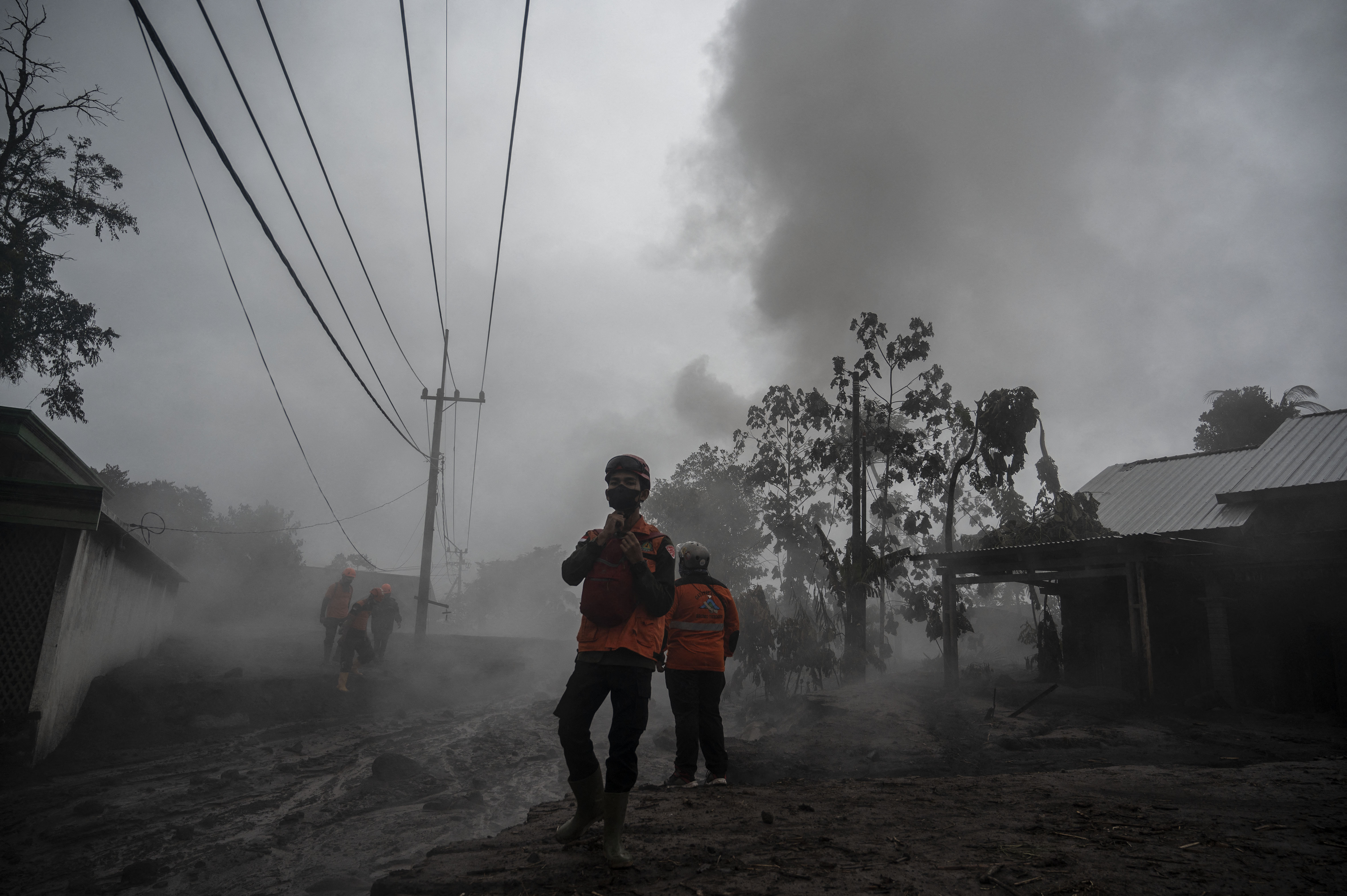 Cerca de 2.500 vecinos han sido ya evacuados e instalados en 11 centros, después de que entrara en erupción el monte más alto de la isla de Java