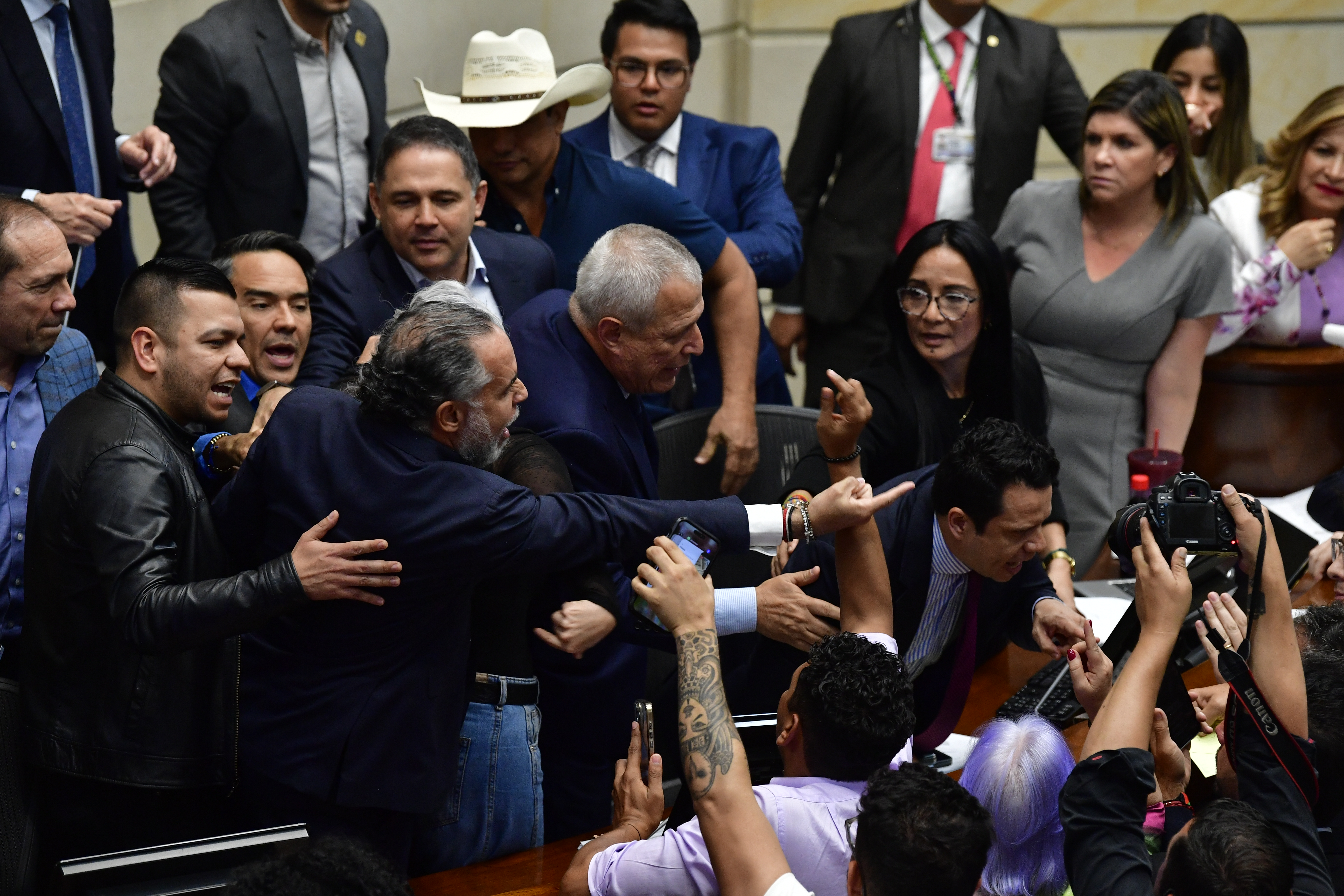 Ministro del interior durante la sesión de la Consulta popular hundida en el Congreso de la República